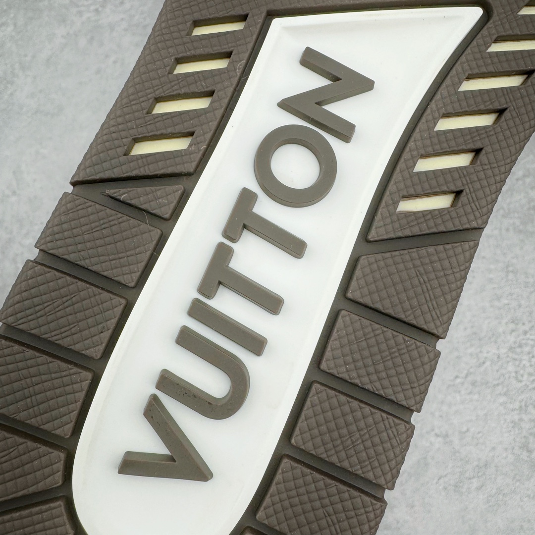 图片[19]-＃GD广顶 Louis Vuitton Trainer lv路易威登时装走秀运动时尚板鞋 外贸零售特供批次 2023全新纸板数据 印花高频效果碾压市面 市售天花板产物 耗时半年巨作 全套原厂新版原纸板楦头开发 原厂特供皮料加持 市场所有版本中综合最强的货品 GD实力大厂出品 全网最全配色更新最快 最成熟的做工稳定的品控 完美鞋型超高的清洁度 零毛边线头瑕疵 全套原楦原纸版原鞋开模 全网最具灵魂的版型 正确原装黄色鞋盒 正确中底印花 鞋面印花3D高频深度立体 全鞋电脑针车 紧密相连 针距密度一致 环保乳胶注塑鞋垫 厚度脚感还原原版 皮面裁剪部位 统一油边封口工艺 原装橡胶大底含胶量大底组合零偏差 专柜全套包装 防尘袋 说明书 质保卡 男女鞋 尺码：35 36 37 38 39 40 41 42 43 44 45-选品中心