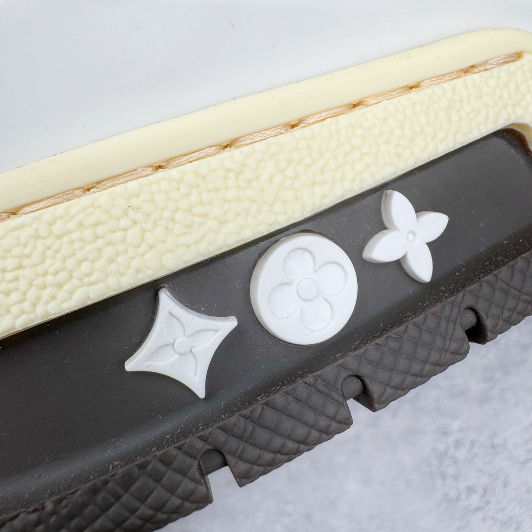 图片[15]-＃GD广顶 Louis Vuitton Trainer lv路易威登时装走秀运动时尚板鞋 外贸零售特供批次 2023全新纸板数据 印花高频效果碾压市面 市售天花板产物 耗时半年巨作 全套原厂新版原纸板楦头开发 原厂特供皮料加持 市场所有版本中综合最强的货品 GD实力大厂出品 全网最全配色更新最快 最成熟的做工稳定的品控 完美鞋型超高的清洁度 零毛边线头瑕疵 全套原楦原纸版原鞋开模 全网最具灵魂的版型 正确原装黄色鞋盒 正确中底印花 鞋面印花3D高频深度立体 全鞋电脑针车 紧密相连 针距密度一致 环保乳胶注塑鞋垫 厚度脚感还原原版 皮面裁剪部位 统一油边封口工艺 原装橡胶大底含胶量大底组合零偏差 专柜全套包装 防尘袋 说明书 质保卡 男女鞋 尺码：35 36 37 38 39 40 41 42 43 44 45-选品中心