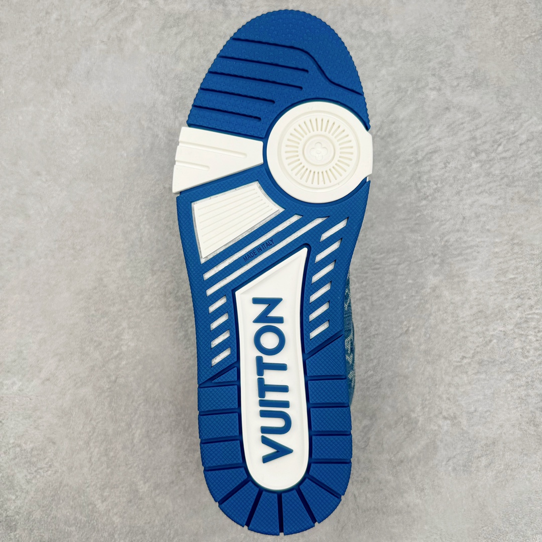 图片[9]-＃GD广顶 Louis Vuitton Trainer lv路易威登时装走秀运动时尚板鞋 外贸零售特供批次 2023全新纸板数据 印花高频效果碾压市面 市售天花板产物 耗时半年巨作 全套原厂新版原纸板楦头开发 原厂特供皮料加持 市场所有版本中综合最强的货品 GD实力大厂出品 全网最全配色更新最快 最成熟的做工稳定的品控 完美鞋型超高的清洁度 零毛边线头瑕疵 全套原楦原纸版原鞋开模 全网最具灵魂的版型 正确原装黄色鞋盒 正确中底印花 鞋面印花3D高频深度立体 全鞋电脑针车 紧密相连 针距密度一致 环保乳胶注塑鞋垫 厚度脚感还原原版 皮面裁剪部位 统一油边封口工艺 原装橡胶大底含胶量大底组合零偏差 专柜全套包装 防尘袋 说明书 质保卡 男女鞋 尺码：35 36 37 38 39 40 41 42 43 44 45-选品中心