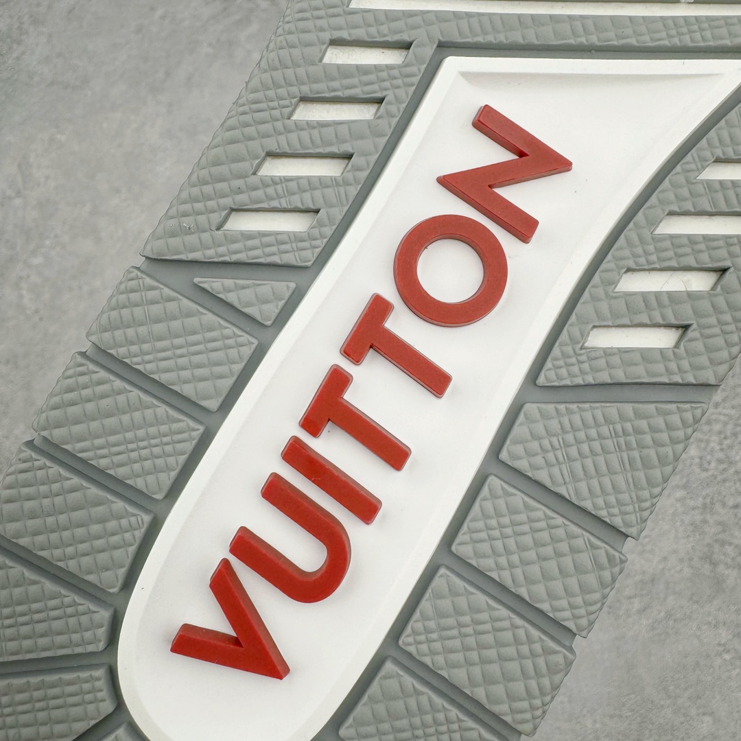 图片[18]-＃GD广顶 Louis Vuitton Trainer lv路易威登时装走秀运动时尚板鞋 外贸零售特供批次 2023全新纸板数据 印花高频效果碾压市面 市售天花板产物 耗时半年巨作 全套原厂新版原纸板楦头开发 原厂特供皮料加持 市场所有版本中综合最强的货品 GD实力大厂出品 全网最全配色更新最快 最成熟的做工稳定的品控 完美鞋型超高的清洁度 零毛边线头瑕疵 全套原楦原纸版原鞋开模 全网最具灵魂的版型 正确原装黄色鞋盒 正确中底印花 鞋面印花3D高频深度立体 全鞋电脑针车 紧密相连 针距密度一致 环保乳胶注塑鞋垫 厚度脚感还原原版 皮面裁剪部位 统一油边封口工艺 原装橡胶大底含胶量大底组合零偏差 专柜全套包装 防尘袋 说明书 质保卡 男女鞋 尺码：35 36 37 38 39 40 41 42 43 44 45-选品中心