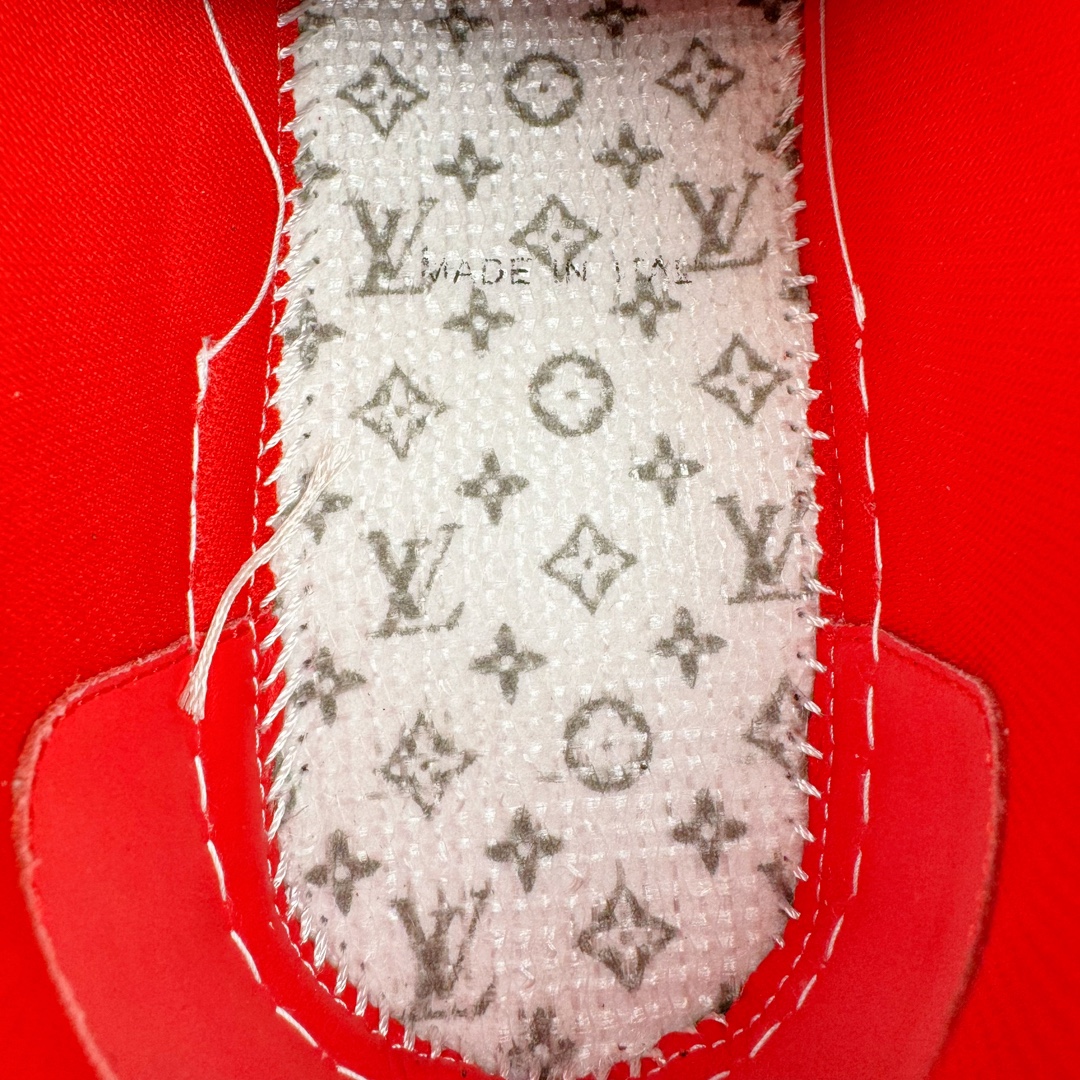 图片[10]-＃GD广顶 Louis Vuitton Trainer lv路易威登时装走秀运动时尚板鞋 外贸零售特供批次 2023全新纸板数据 印花高频效果碾压市面 市售天花板产物 耗时半年巨作 全套原厂新版原纸板楦头开发 原厂特供皮料加持 市场所有版本中综合最强的货品 GD实力大厂出品 全网最全配色更新最快 最成熟的做工稳定的品控 完美鞋型超高的清洁度 零毛边线头瑕疵 全套原楦原纸版原鞋开模 全网最具灵魂的版型 正确原装黄色鞋盒 正确中底印花 鞋面印花3D高频深度立体 全鞋电脑针车 紧密相连 针距密度一致 环保乳胶注塑鞋垫 厚度脚感还原原版 皮面裁剪部位 统一油边封口工艺 原装橡胶大底含胶量大底组合零偏差 专柜全套包装 防尘袋 说明书 质保卡 男女鞋 尺码：35 36 37 38 39 40 41 42 43 44 45-选品中心