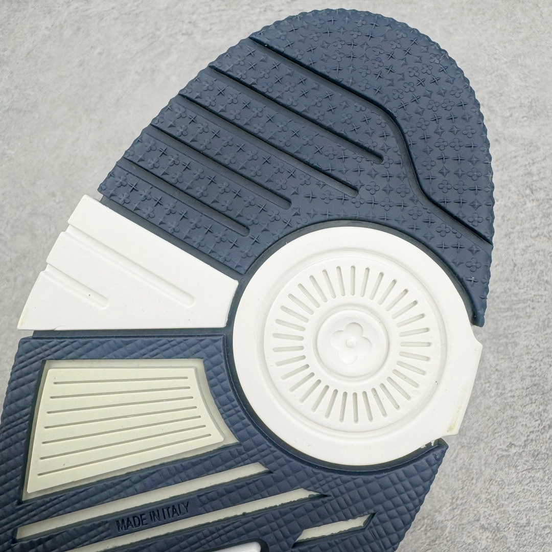 图片[10]-＃GD广顶 Louis Vuitton Trainer lv路易威登时装走秀运动时尚板鞋 外贸零售特供批次 2023全新纸板数据 印花高频效果碾压市面 市售天花板产物 耗时半年巨作 全套原厂新版原纸板楦头开发 原厂特供皮料加持 市场所有版本中综合最强的货品 GD实力大厂出品 全网最全配色更新最快 最成熟的做工稳定的品控 完美鞋型超高的清洁度 零毛边线头瑕疵 全套原楦原纸版原鞋开模 全网最具灵魂的版型 正确原装黄色鞋盒 正确中底印花 鞋面印花3D高频深度立体 全鞋电脑针车 紧密相连 针距密度一致 环保乳胶注塑鞋垫 厚度脚感还原原版 皮面裁剪部位 统一油边封口工艺 原装橡胶大底含胶量大底组合零偏差 专柜全套包装 防尘袋 说明书 质保卡 男女鞋 尺码：35 36 37 38 39 40 41 42 43 44 45-选品中心