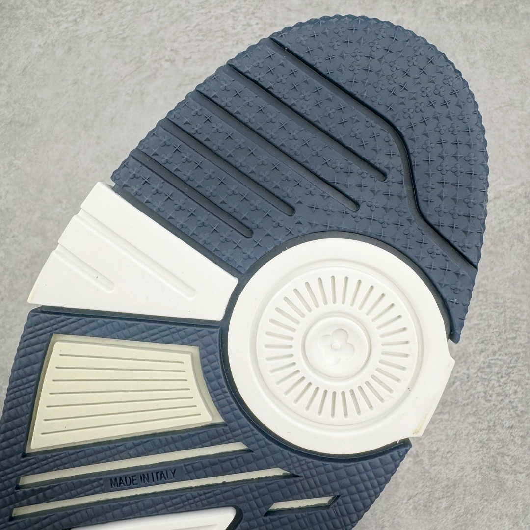 图片[17]-＃GD广顶 Louis Vuitton Trainer lv路易威登时装走秀运动时尚板鞋 外贸零售特供批次 2023全新纸板数据 印花高频效果碾压市面 市售天花板产物 耗时半年巨作 全套原厂新版原纸板楦头开发 原厂特供皮料加持 市场所有版本中综合最强的货品 GD实力大厂出品 全网最全配色更新最快 最成熟的做工稳定的品控 完美鞋型超高的清洁度 零毛边线头瑕疵 全套原楦原纸版原鞋开模 全网最具灵魂的版型 正确原装黄色鞋盒 正确中底印花 鞋面印花3D高频深度立体 全鞋电脑针车 紧密相连 针距密度一致 环保乳胶注塑鞋垫 厚度脚感还原原版 皮面裁剪部位 统一油边封口工艺 原装橡胶大底含胶量大底组合零偏差 专柜全套包装 防尘袋 说明书 质保卡 男女鞋 尺码：35 36 37 38 39 40 41 42 43 44 45-选品中心