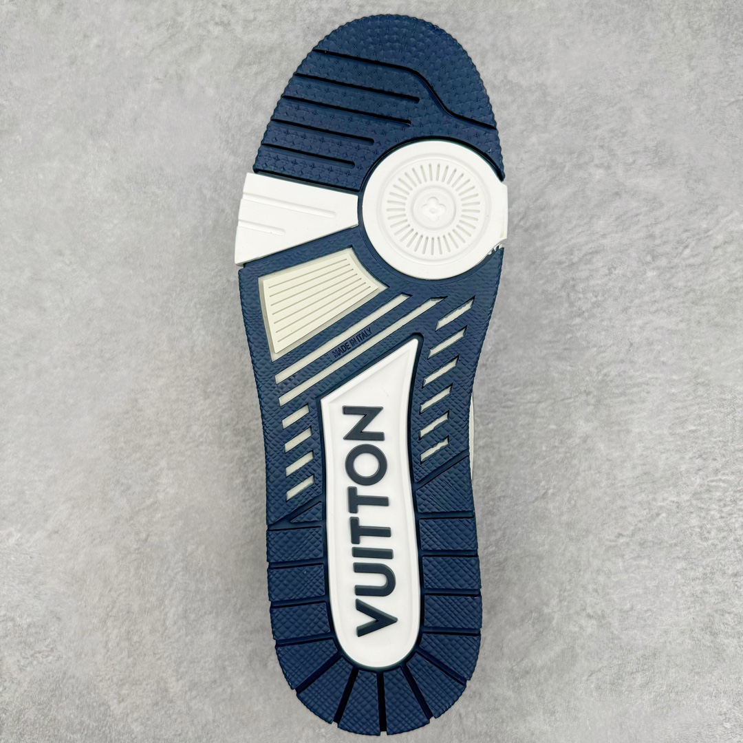 图片[9]-＃GD广顶 Louis Vuitton Trainer lv路易威登时装走秀运动时尚板鞋 外贸零售特供批次 2023全新纸板数据 印花高频效果碾压市面 市售天花板产物 耗时半年巨作 全套原厂新版原纸板楦头开发 原厂特供皮料加持 市场所有版本中综合最强的货品 GD实力大厂出品 全网最全配色更新最快 最成熟的做工稳定的品控 完美鞋型超高的清洁度 零毛边线头瑕疵 全套原楦原纸版原鞋开模 全网最具灵魂的版型 正确原装黄色鞋盒 正确中底印花 鞋面印花3D高频深度立体 全鞋电脑针车 紧密相连 针距密度一致 环保乳胶注塑鞋垫 厚度脚感还原原版 皮面裁剪部位 统一油边封口工艺 原装橡胶大底含胶量大底组合零偏差 专柜全套包装 防尘袋 说明书 质保卡 男女鞋 尺码：35 36 37 38 39 40 41 42 43 44 45-选品中心