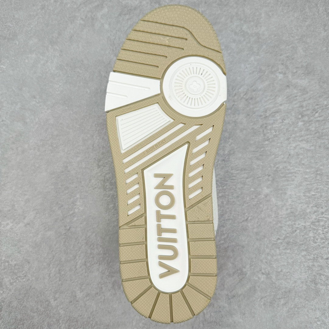 图片[9]-＃GD广顶 Louis Vuitton Trainer lv路易威登时装走秀运动时尚板鞋 外贸零售特供批次 2023全新纸板数据 印花高频效果碾压市面 市售天花板产物 耗时半年巨作 全套原厂新版原纸板楦头开发 原厂特供皮料加持 市场所有版本中综合最强的货品 GD实力大厂出品 全网最全配色更新最快 最成熟的做工稳定的品控 完美鞋型超高的清洁度 零毛边线头瑕疵 全套原楦原纸版原鞋开模 全网最具灵魂的版型 正确原装黄色鞋盒 正确中底印花 鞋面印花3D高频深度立体 全鞋电脑针车 紧密相连 针距密度一致 环保乳胶注塑鞋垫 厚度脚感还原原版 皮面裁剪部位 统一油边封口工艺 原装橡胶大底含胶量大底组合零偏差 专柜全套包装 防尘袋 说明书 质保卡 男女鞋 尺码：35 36 37 38 39 40 41 42 43 44 45-选品中心