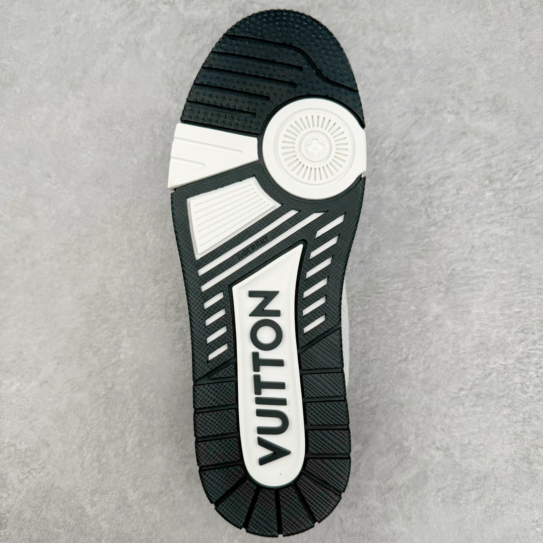 图片[9]-＃GD广顶 Louis Vuitton Trainer lv路易威登时装走秀运动时尚板鞋 外贸零售特供批次 2023全新纸板数据 印花高频效果碾压市面 市售天花板产物 耗时半年巨作 全套原厂新版原纸板楦头开发 原厂特供皮料加持 市场所有版本中综合最强的货品 GD实力大厂出品 全网最全配色更新最快 最成熟的做工稳定的品控 完美鞋型超高的清洁度 零毛边线头瑕疵 全套原楦原纸版原鞋开模 全网最具灵魂的版型 正确原装黄色鞋盒 正确中底印花 鞋面印花3D高频深度立体 全鞋电脑针车 紧密相连 针距密度一致 环保乳胶注塑鞋垫 厚度脚感还原原版 皮面裁剪部位 统一油边封口工艺 原装橡胶大底含胶量大底组合零偏差 专柜全套包装 防尘袋 说明书 质保卡 男女鞋 尺码：35 36 37 38 39 40 41 42 43 44 45-选品中心