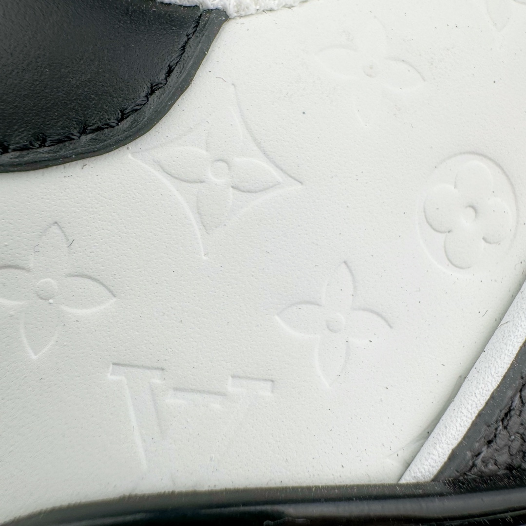 图片[10]-＃GD广顶 Louis Vuitton Trainer lv路易威登时装走秀运动时尚板鞋 外贸零售特供批次 2023全新纸板数据 印花高频效果碾压市面 市售天花板产物 耗时半年巨作 全套原厂新版原纸板楦头开发 原厂特供皮料加持 市场所有版本中综合最强的货品 GD实力大厂出品 全网最全配色更新最快 最成熟的做工稳定的品控 完美鞋型超高的清洁度 零毛边线头瑕疵 全套原楦原纸版原鞋开模 全网最具灵魂的版型 正确原装黄色鞋盒 正确中底印花 鞋面印花3D高频深度立体 全鞋电脑针车 紧密相连 针距密度一致 环保乳胶注塑鞋垫 厚度脚感还原原版 皮面裁剪部位 统一油边封口工艺 原装橡胶大底含胶量大底组合零偏差 专柜全套包装 防尘袋 说明书 质保卡 男女鞋 尺码：35 36 37 38 39 40 41 42 43 44 45-选品中心