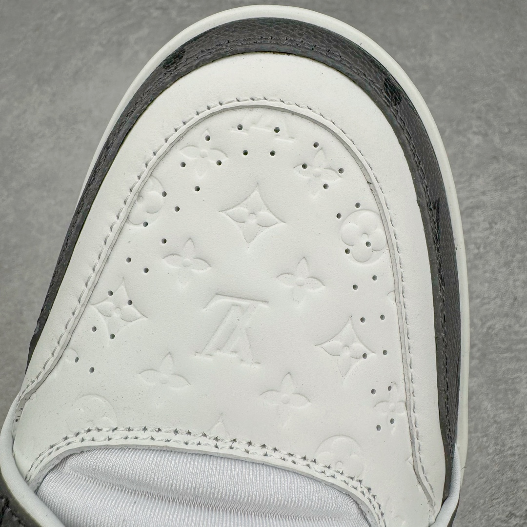 图片[12]-＃GD广顶 Louis Vuitton Trainer lv路易威登时装走秀运动时尚板鞋 外贸零售特供批次 2023全新纸板数据 印花高频效果碾压市面 市售天花板产物 耗时半年巨作 全套原厂新版原纸板楦头开发 原厂特供皮料加持 市场所有版本中综合最强的货品 GD实力大厂出品 全网最全配色更新最快 最成熟的做工稳定的品控 完美鞋型超高的清洁度 零毛边线头瑕疵 全套原楦原纸版原鞋开模 全网最具灵魂的版型 正确原装黄色鞋盒 正确中底印花 鞋面印花3D高频深度立体 全鞋电脑针车 紧密相连 针距密度一致 环保乳胶注塑鞋垫 厚度脚感还原原版 皮面裁剪部位 统一油边封口工艺 原装橡胶大底含胶量大底组合零偏差 专柜全套包装 防尘袋 说明书 质保卡 男女鞋 尺码：35 36 37 38 39 40 41 42 43 44 45-选品中心