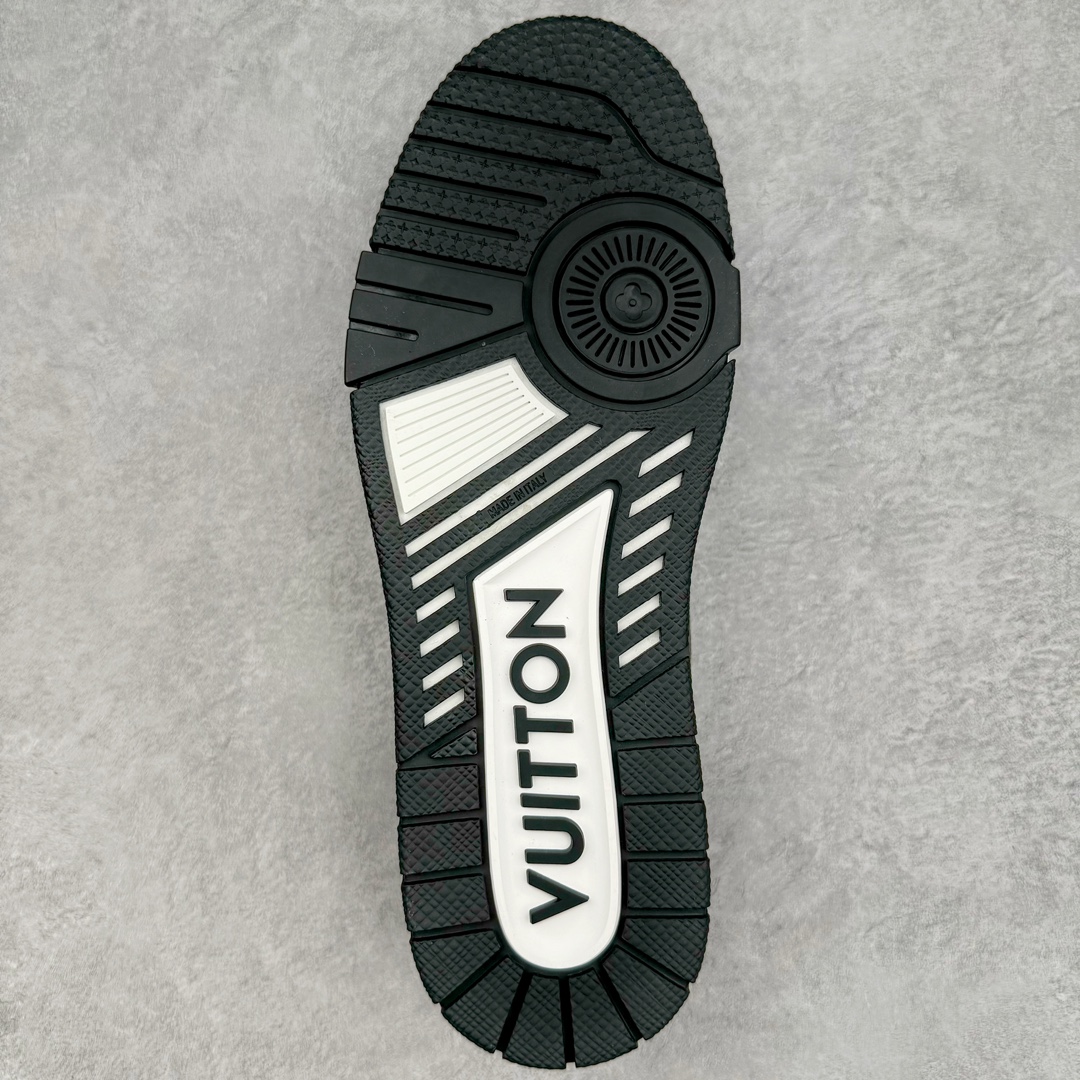 图片[9]-＃GD广顶 Louis Vuitton Trainer lv路易威登时装走秀运动时尚板鞋 外贸零售特供批次 2023全新纸板数据 印花高频效果碾压市面 市售天花板产物 耗时半年巨作 全套原厂新版原纸板楦头开发 原厂特供皮料加持 市场所有版本中综合最强的货品 GD实力大厂出品 全网最全配色更新最快 最成熟的做工稳定的品控 完美鞋型超高的清洁度 零毛边线头瑕疵 全套原楦原纸版原鞋开模 全网最具灵魂的版型 正确原装黄色鞋盒 正确中底印花 鞋面印花3D高频深度立体 全鞋电脑针车 紧密相连 针距密度一致 环保乳胶注塑鞋垫 厚度脚感还原原版 皮面裁剪部位 统一油边封口工艺 原装橡胶大底含胶量大底组合零偏差 专柜全套包装 防尘袋 说明书 质保卡 男女鞋 尺码：35 36 37 38 39 40 41 42 43 44 45-选品中心