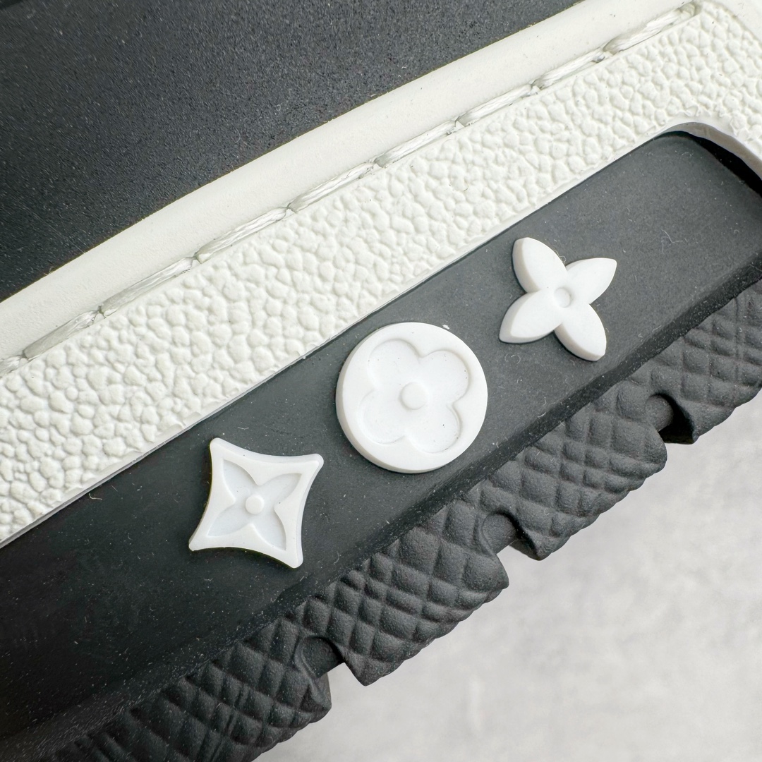 图片[11]-＃GD广顶 Louis Vuitton Trainer lv路易威登时装走秀运动时尚板鞋 外贸零售特供批次 2023全新纸板数据 印花高频效果碾压市面 市售天花板产物 耗时半年巨作 全套原厂新版原纸板楦头开发 原厂特供皮料加持 市场所有版本中综合最强的货品 GD实力大厂出品 全网最全配色更新最快 最成熟的做工稳定的品控 完美鞋型超高的清洁度 零毛边线头瑕疵 全套原楦原纸版原鞋开模 全网最具灵魂的版型 正确原装黄色鞋盒 正确中底印花 鞋面印花3D高频深度立体 全鞋电脑针车 紧密相连 针距密度一致 环保乳胶注塑鞋垫 厚度脚感还原原版 皮面裁剪部位 统一油边封口工艺 原装橡胶大底含胶量大底组合零偏差 专柜全套包装 防尘袋 说明书 质保卡 男女鞋 尺码：35 36 37 38 39 40 41 42 43 44 45-选品中心