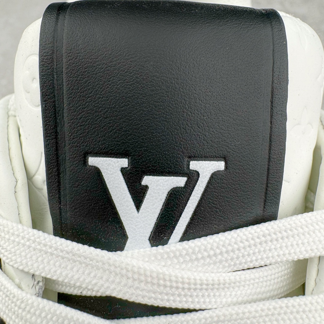 图片[16]-＃GD广顶 Louis Vuitton Trainer lv路易威登时装走秀运动时尚板鞋 外贸零售特供批次 2023全新纸板数据 印花高频效果碾压市面 市售天花板产物 耗时半年巨作 全套原厂新版原纸板楦头开发 原厂特供皮料加持 市场所有版本中综合最强的货品 GD实力大厂出品 全网最全配色更新最快 最成熟的做工稳定的品控 完美鞋型超高的清洁度 零毛边线头瑕疵 全套原楦原纸版原鞋开模 全网最具灵魂的版型 正确原装黄色鞋盒 正确中底印花 鞋面印花3D高频深度立体 全鞋电脑针车 紧密相连 针距密度一致 环保乳胶注塑鞋垫 厚度脚感还原原版 皮面裁剪部位 统一油边封口工艺 原装橡胶大底含胶量大底组合零偏差 专柜全套包装 防尘袋 说明书 质保卡 男女鞋 尺码：35 36 37 38 39 40 41 42 43 44 45-选品中心