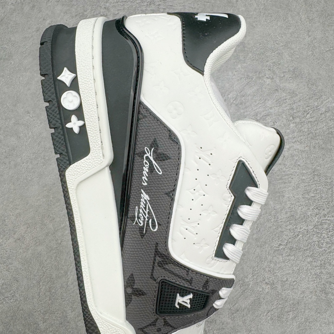 图片[6]-＃GD广顶 Louis Vuitton Trainer lv路易威登时装走秀运动时尚板鞋 外贸零售特供批次 2023全新纸板数据 印花高频效果碾压市面 市售天花板产物 耗时半年巨作 全套原厂新版原纸板楦头开发 原厂特供皮料加持 市场所有版本中综合最强的货品 GD实力大厂出品 全网最全配色更新最快 最成熟的做工稳定的品控 完美鞋型超高的清洁度 零毛边线头瑕疵 全套原楦原纸版原鞋开模 全网最具灵魂的版型 正确原装黄色鞋盒 正确中底印花 鞋面印花3D高频深度立体 全鞋电脑针车 紧密相连 针距密度一致 环保乳胶注塑鞋垫 厚度脚感还原原版 皮面裁剪部位 统一油边封口工艺 原装橡胶大底含胶量大底组合零偏差 专柜全套包装 防尘袋 说明书 质保卡 男女鞋 尺码：35 36 37 38 39 40 41 42 43 44 45-选品中心