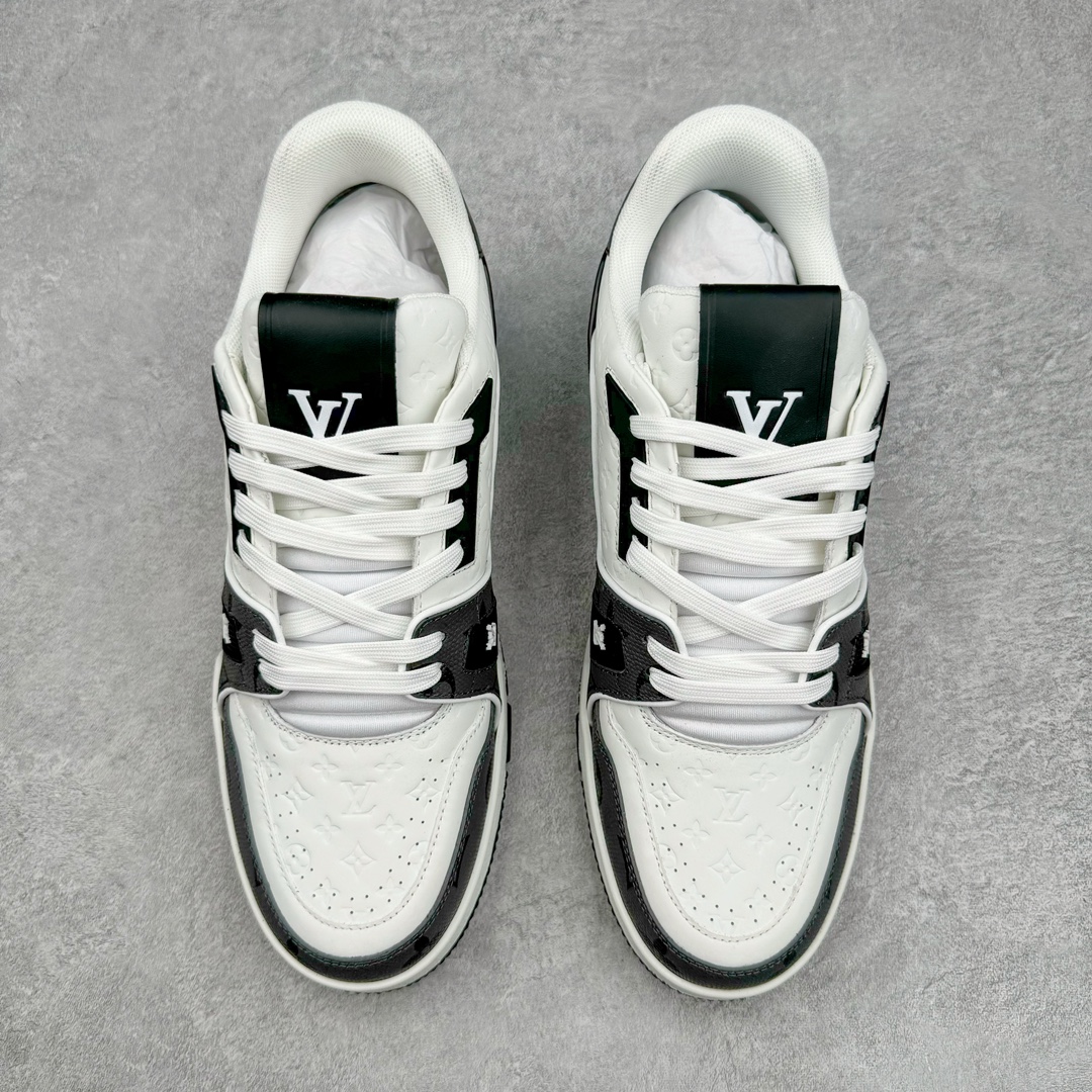 图片[2]-＃GD广顶 Louis Vuitton Trainer lv路易威登时装走秀运动时尚板鞋 外贸零售特供批次 2023全新纸板数据 印花高频效果碾压市面 市售天花板产物 耗时半年巨作 全套原厂新版原纸板楦头开发 原厂特供皮料加持 市场所有版本中综合最强的货品 GD实力大厂出品 全网最全配色更新最快 最成熟的做工稳定的品控 完美鞋型超高的清洁度 零毛边线头瑕疵 全套原楦原纸版原鞋开模 全网最具灵魂的版型 正确原装黄色鞋盒 正确中底印花 鞋面印花3D高频深度立体 全鞋电脑针车 紧密相连 针距密度一致 环保乳胶注塑鞋垫 厚度脚感还原原版 皮面裁剪部位 统一油边封口工艺 原装橡胶大底含胶量大底组合零偏差 专柜全套包装 防尘袋 说明书 质保卡 男女鞋 尺码：35 36 37 38 39 40 41 42 43 44 45-选品中心