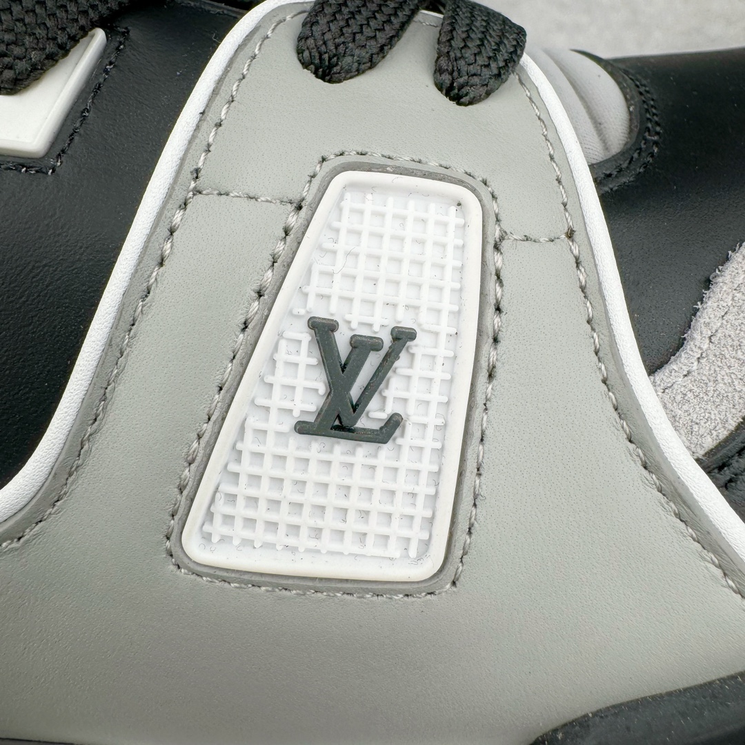 图片[17]-＃GD广顶 Louis Vuitton Trainer lv路易威登时装走秀运动时尚板鞋 外贸零售特供批次 2023全新纸板数据 印花高频效果碾压市面 市售天花板产物 耗时半年巨作 全套原厂新版原纸板楦头开发 原厂特供皮料加持 市场所有版本中综合最强的货品 GD实力大厂出品 全网最全配色更新最快 最成熟的做工稳定的品控 完美鞋型超高的清洁度 零毛边线头瑕疵 全套原楦原纸版原鞋开模 全网最具灵魂的版型 正确原装黄色鞋盒 正确中底印花 鞋面印花3D高频深度立体 全鞋电脑针车 紧密相连 针距密度一致 环保乳胶注塑鞋垫 厚度脚感还原原版 皮面裁剪部位 统一油边封口工艺 原装橡胶大底含胶量大底组合零偏差 专柜全套包装 防尘袋 说明书 质保卡 男女鞋 尺码：35 36 37 38 39 40 41 42 43 44 45-选品中心