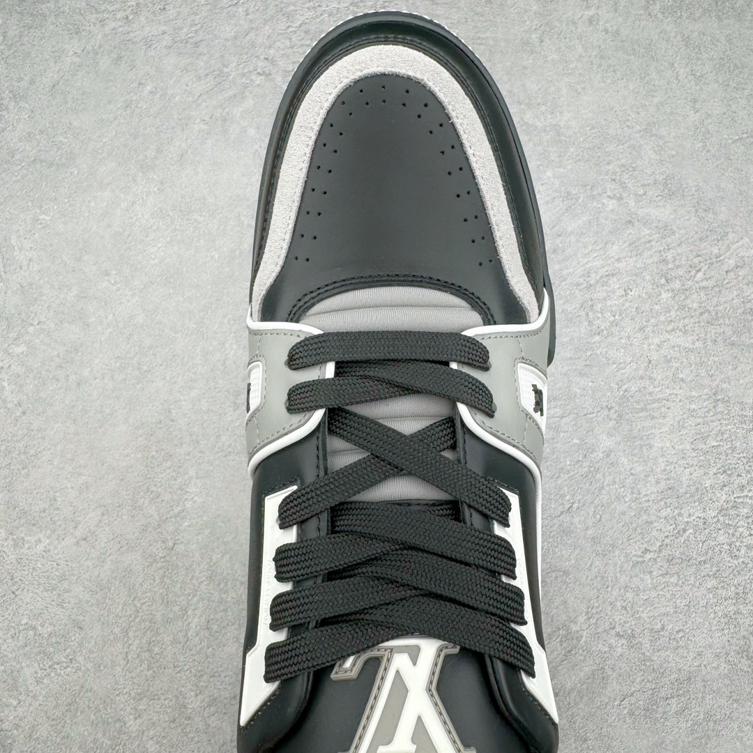 图片[4]-＃GD广顶 Louis Vuitton Trainer lv路易威登时装走秀运动时尚板鞋 外贸零售特供批次 2023全新纸板数据 印花高频效果碾压市面 市售天花板产物 耗时半年巨作 全套原厂新版原纸板楦头开发 原厂特供皮料加持 市场所有版本中综合最强的货品 GD实力大厂出品 全网最全配色更新最快 最成熟的做工稳定的品控 完美鞋型超高的清洁度 零毛边线头瑕疵 全套原楦原纸版原鞋开模 全网最具灵魂的版型 正确原装黄色鞋盒 正确中底印花 鞋面印花3D高频深度立体 全鞋电脑针车 紧密相连 针距密度一致 环保乳胶注塑鞋垫 厚度脚感还原原版 皮面裁剪部位 统一油边封口工艺 原装橡胶大底含胶量大底组合零偏差 专柜全套包装 防尘袋 说明书 质保卡 男女鞋 尺码：35 36 37 38 39 40 41 42 43 44 45-选品中心