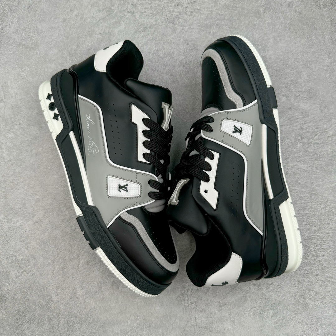 图片[3]-＃GD广顶 Louis Vuitton Trainer lv路易威登时装走秀运动时尚板鞋 外贸零售特供批次 2023全新纸板数据 印花高频效果碾压市面 市售天花板产物 耗时半年巨作 全套原厂新版原纸板楦头开发 原厂特供皮料加持 市场所有版本中综合最强的货品 GD实力大厂出品 全网最全配色更新最快 最成熟的做工稳定的品控 完美鞋型超高的清洁度 零毛边线头瑕疵 全套原楦原纸版原鞋开模 全网最具灵魂的版型 正确原装黄色鞋盒 正确中底印花 鞋面印花3D高频深度立体 全鞋电脑针车 紧密相连 针距密度一致 环保乳胶注塑鞋垫 厚度脚感还原原版 皮面裁剪部位 统一油边封口工艺 原装橡胶大底含胶量大底组合零偏差 专柜全套包装 防尘袋 说明书 质保卡 男女鞋 尺码：35 36 37 38 39 40 41 42 43 44 45-选品中心