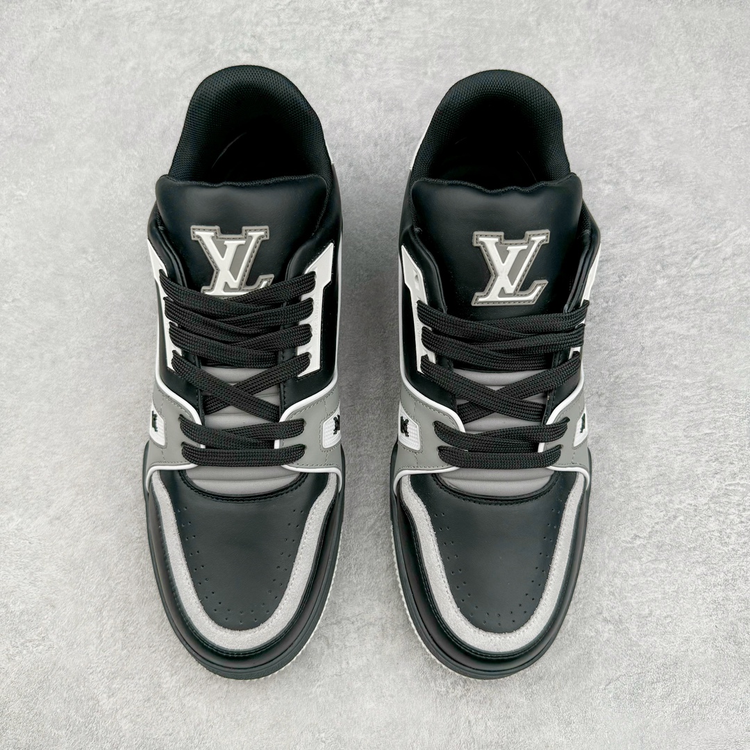图片[2]-＃GD广顶 Louis Vuitton Trainer lv路易威登时装走秀运动时尚板鞋 外贸零售特供批次 2023全新纸板数据 印花高频效果碾压市面 市售天花板产物 耗时半年巨作 全套原厂新版原纸板楦头开发 原厂特供皮料加持 市场所有版本中综合最强的货品 GD实力大厂出品 全网最全配色更新最快 最成熟的做工稳定的品控 完美鞋型超高的清洁度 零毛边线头瑕疵 全套原楦原纸版原鞋开模 全网最具灵魂的版型 正确原装黄色鞋盒 正确中底印花 鞋面印花3D高频深度立体 全鞋电脑针车 紧密相连 针距密度一致 环保乳胶注塑鞋垫 厚度脚感还原原版 皮面裁剪部位 统一油边封口工艺 原装橡胶大底含胶量大底组合零偏差 专柜全套包装 防尘袋 说明书 质保卡 男女鞋 尺码：35 36 37 38 39 40 41 42 43 44 45-选品中心
