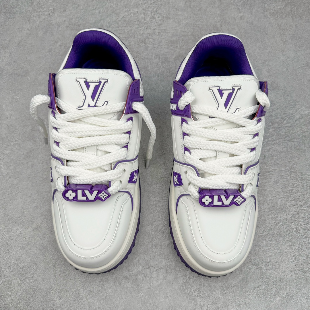 图片[2]-＃GD广顶 Louis Vuitton Trainer Maxi路易威登时装走秀运动时尚板鞋 小胖丁面包鞋 外贸零售特供批次 2023全新纸板数据 印花高频效果碾压市面 市售天花板产物 耗时半年巨作 全套原厂新版原纸板楦头开发 原厂特供皮料加持 市场所有版本中综合最强的货品 GD实力大厂出品 全网最全配色更新最快 最成熟的做工稳定的品控 完美鞋型超高的清洁度 零毛边线头瑕疵 全套原楦原纸版原鞋开模 全网最具灵魂的版型 正确原装黄色鞋盒 正确中底印花 鞋面印花3D高频深度立体 全鞋电脑针车 紧密相连 针距密度一致 环保乳胶注塑鞋垫 厚度脚感还原原版 皮面裁剪部位 统一油边封口工艺 原装橡胶大底含胶量大底组合零偏差 专柜全套包装 防尘袋 说明书 质保卡 男女鞋 尺码：35 36 37 38 39 40 41 42 43 44 45-选品中心