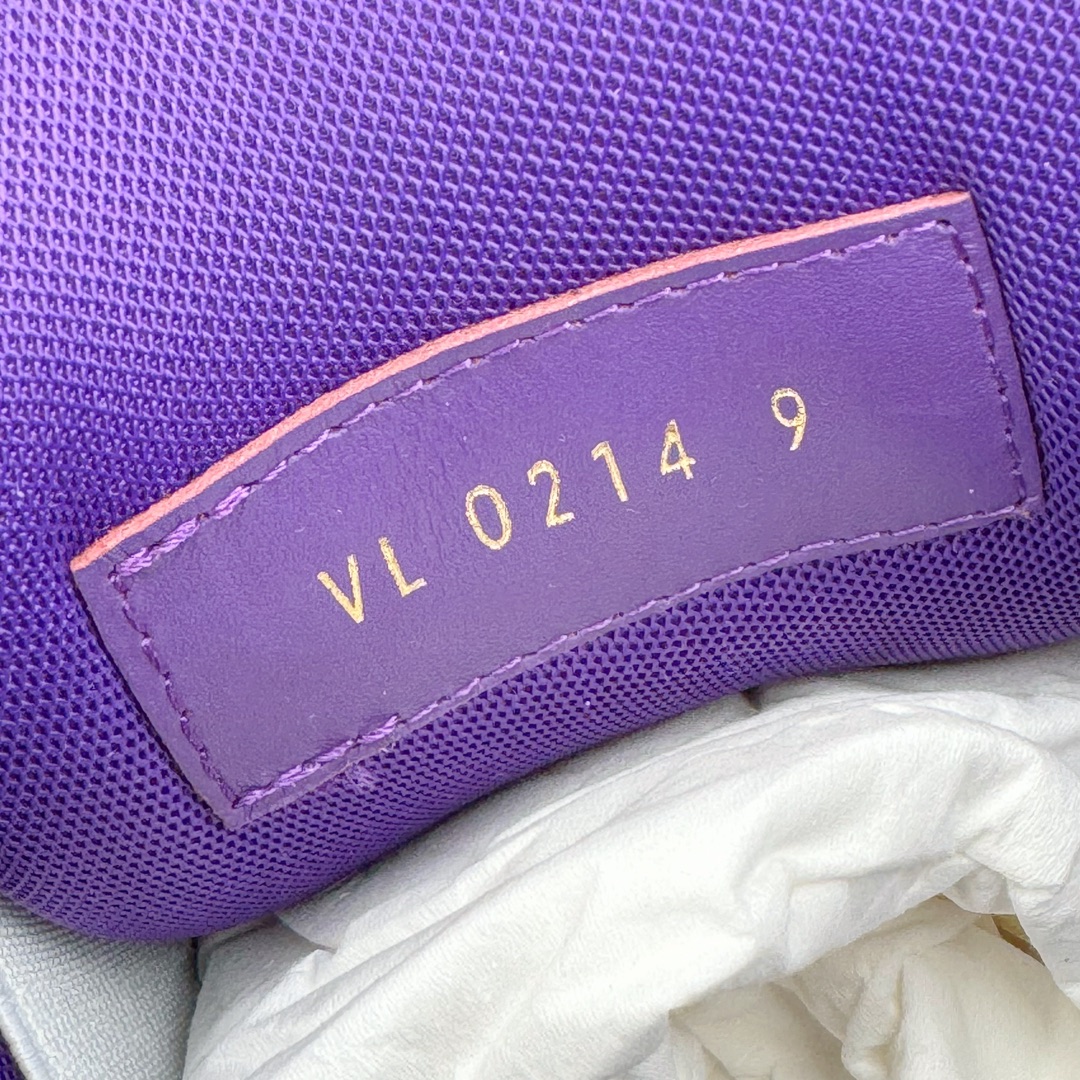 图片[19]-＃GD广顶 Louis Vuitton Trainer Maxi路易威登时装走秀运动时尚板鞋 小胖丁面包鞋 外贸零售特供批次 2023全新纸板数据 印花高频效果碾压市面 市售天花板产物 耗时半年巨作 全套原厂新版原纸板楦头开发 原厂特供皮料加持 市场所有版本中综合最强的货品 GD实力大厂出品 全网最全配色更新最快 最成熟的做工稳定的品控 完美鞋型超高的清洁度 零毛边线头瑕疵 全套原楦原纸版原鞋开模 全网最具灵魂的版型 正确原装黄色鞋盒 正确中底印花 鞋面印花3D高频深度立体 全鞋电脑针车 紧密相连 针距密度一致 环保乳胶注塑鞋垫 厚度脚感还原原版 皮面裁剪部位 统一油边封口工艺 原装橡胶大底含胶量大底组合零偏差 专柜全套包装 防尘袋 说明书 质保卡 男女鞋 尺码：35 36 37 38 39 40 41 42 43 44 45-选品中心