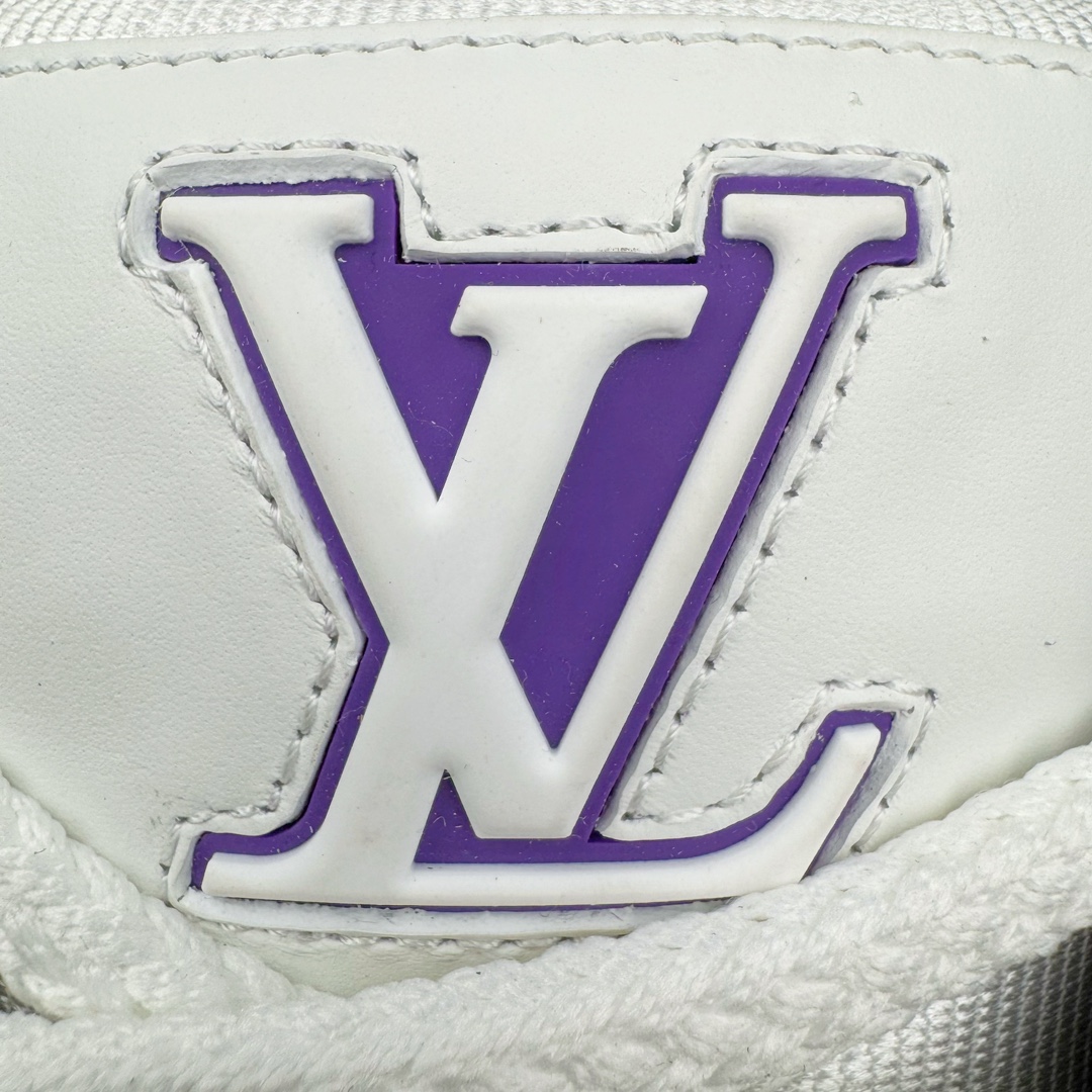 图片[15]-＃GD广顶 Louis Vuitton Trainer Maxi路易威登时装走秀运动时尚板鞋 小胖丁面包鞋 外贸零售特供批次 2023全新纸板数据 印花高频效果碾压市面 市售天花板产物 耗时半年巨作 全套原厂新版原纸板楦头开发 原厂特供皮料加持 市场所有版本中综合最强的货品 GD实力大厂出品 全网最全配色更新最快 最成熟的做工稳定的品控 完美鞋型超高的清洁度 零毛边线头瑕疵 全套原楦原纸版原鞋开模 全网最具灵魂的版型 正确原装黄色鞋盒 正确中底印花 鞋面印花3D高频深度立体 全鞋电脑针车 紧密相连 针距密度一致 环保乳胶注塑鞋垫 厚度脚感还原原版 皮面裁剪部位 统一油边封口工艺 原装橡胶大底含胶量大底组合零偏差 专柜全套包装 防尘袋 说明书 质保卡 男女鞋 尺码：35 36 37 38 39 40 41 42 43 44 45-选品中心