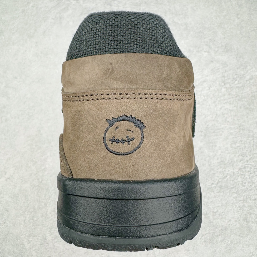 图片[8]-＃PK纯原 Travis Scott x Jordan AJ Cut The Check TS倒钩联名魔术贴篮球鞋 黑棕 FZ8117-204 注意默认配原盒盒子配套布袋不用加钱 退货丢失扣30元 原厂全套原楦原纸板冲刀磨具开发 原厂皮料加持 原厂港宝加持定型后跟R度完美 同源原厂电绣 鬼脸飞翼针数密度立体效果一致 百分百一致原鞋 原厂拉帮工艺 针距密度一致 后跟弧度收口自然不对折 极致一眼正品既视感 进口玻璃冲刀皮料裁剪零毛边 全鞋电脑针车工艺 品控清洁度最高QC检验标准 免检产品 原厂订购鞋盒、布袋、鞋标、防尘纸、鞋撑、鞋带 追求极致的原厂味道 配色方面采用白色为基础 搭配棕色框架呈现 完美还原了初代倒钩的配色设计 细节方面 标志性的反钩Swoosh采用米色点缀 鞋面还带有特殊的魔术贴细节 此外在鞋舌、后跟部分均带有Cactus Jack厂牌Logo 彰显鞋款特殊身份 尺码：36 36.5 37.5 38 38.5 39 40 40.5 41 42 42.5 43 44 44.5 45 46 47.5-选品中心