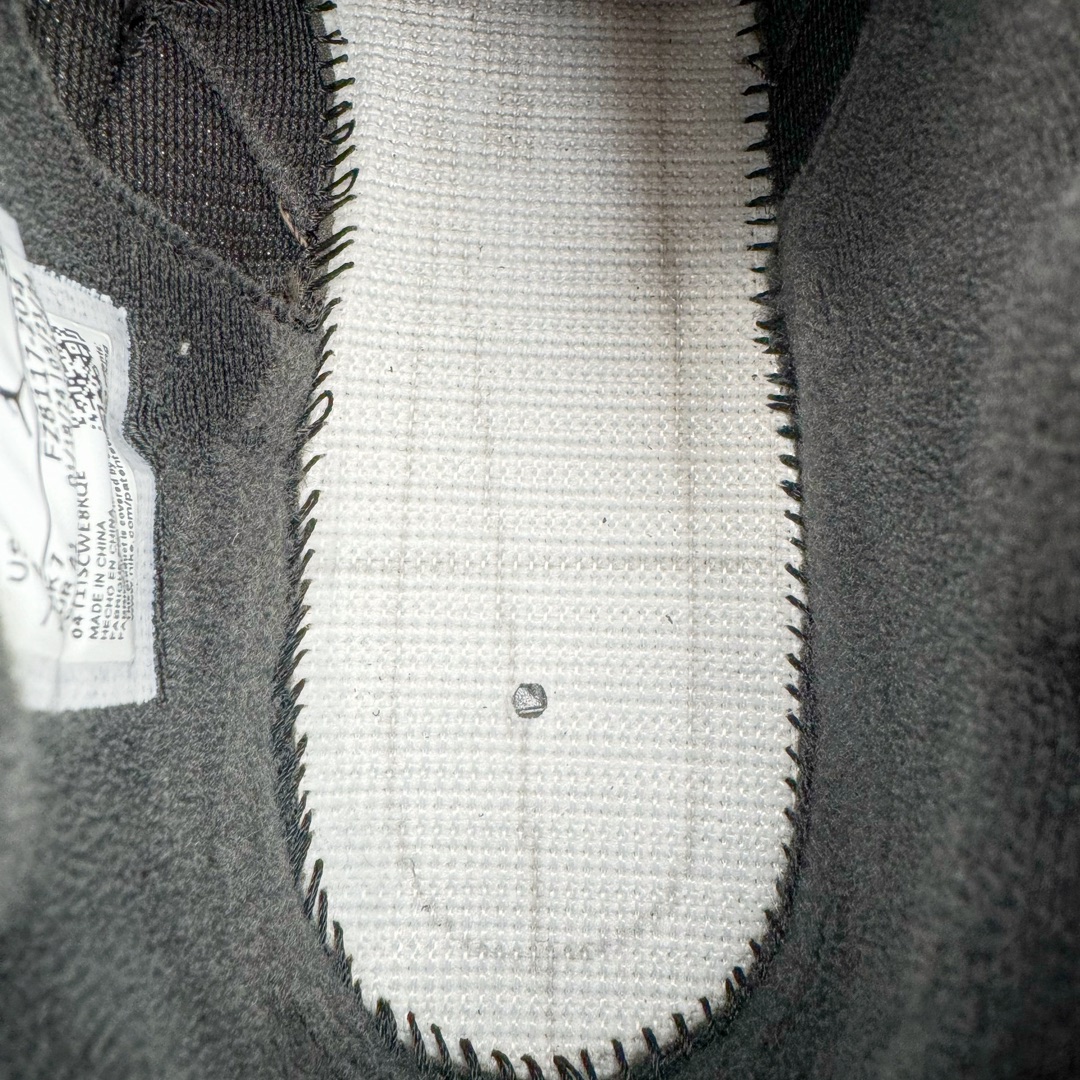 图片[20]-＃PK纯原 Travis Scott x Jordan AJ Cut The Check TS倒钩联名魔术贴篮球鞋 黑棕 FZ8117-204 注意默认配原盒盒子配套布袋不用加钱 退货丢失扣30元 原厂全套原楦原纸板冲刀磨具开发 原厂皮料加持 原厂港宝加持定型后跟R度完美 同源原厂电绣 鬼脸飞翼针数密度立体效果一致 百分百一致原鞋 原厂拉帮工艺 针距密度一致 后跟弧度收口自然不对折 极致一眼正品既视感 进口玻璃冲刀皮料裁剪零毛边 全鞋电脑针车工艺 品控清洁度最高QC检验标准 免检产品 原厂订购鞋盒、布袋、鞋标、防尘纸、鞋撑、鞋带 追求极致的原厂味道 配色方面采用白色为基础 搭配棕色框架呈现 完美还原了初代倒钩的配色设计 细节方面 标志性的反钩Swoosh采用米色点缀 鞋面还带有特殊的魔术贴细节 此外在鞋舌、后跟部分均带有Cactus Jack厂牌Logo 彰显鞋款特殊身份 尺码：36 36.5 37.5 38 38.5 39 40 40.5 41 42 42.5 43 44 44.5 45 46 47.5-选品中心