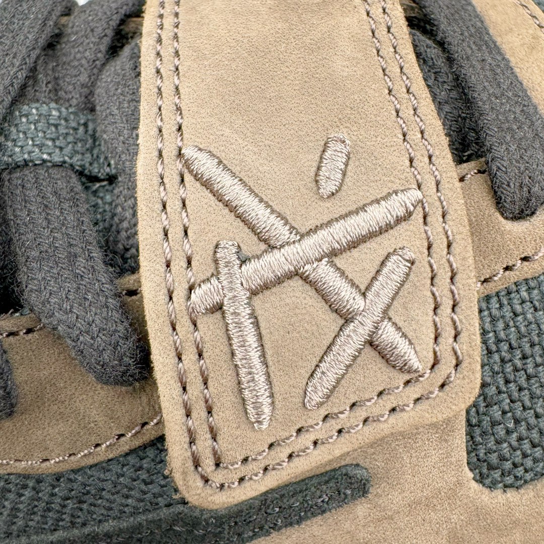 图片[15]-＃PK纯原 Travis Scott x Jordan AJ Cut The Check TS倒钩联名魔术贴篮球鞋 黑棕 FZ8117-204 注意默认配原盒盒子配套布袋不用加钱 退货丢失扣30元 原厂全套原楦原纸板冲刀磨具开发 原厂皮料加持 原厂港宝加持定型后跟R度完美 同源原厂电绣 鬼脸飞翼针数密度立体效果一致 百分百一致原鞋 原厂拉帮工艺 针距密度一致 后跟弧度收口自然不对折 极致一眼正品既视感 进口玻璃冲刀皮料裁剪零毛边 全鞋电脑针车工艺 品控清洁度最高QC检验标准 免检产品 原厂订购鞋盒、布袋、鞋标、防尘纸、鞋撑、鞋带 追求极致的原厂味道 配色方面采用白色为基础 搭配棕色框架呈现 完美还原了初代倒钩的配色设计 细节方面 标志性的反钩Swoosh采用米色点缀 鞋面还带有特殊的魔术贴细节 此外在鞋舌、后跟部分均带有Cactus Jack厂牌Logo 彰显鞋款特殊身份 尺码：36 36.5 37.5 38 38.5 39 40 40.5 41 42 42.5 43 44 44.5 45 46 47.5-选品中心