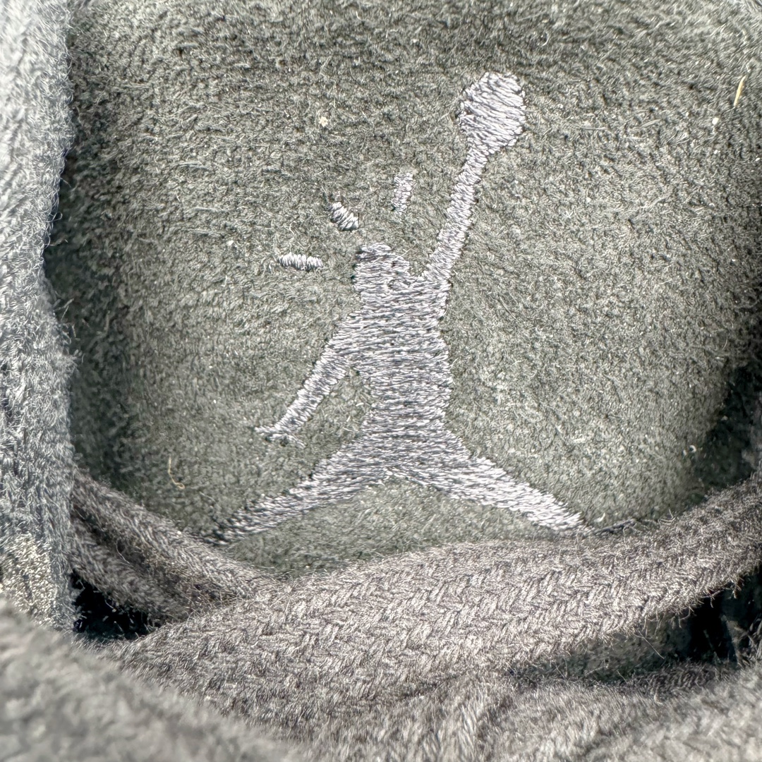 图片[21]-＃PK纯原 Travis Scott x Jordan AJ Cut The Check TS倒钩联名魔术贴篮球鞋 黑棕 FZ8117-204 注意默认配原盒盒子配套布袋不用加钱 退货丢失扣30元 原厂全套原楦原纸板冲刀磨具开发 原厂皮料加持 原厂港宝加持定型后跟R度完美 同源原厂电绣 鬼脸飞翼针数密度立体效果一致 百分百一致原鞋 原厂拉帮工艺 针距密度一致 后跟弧度收口自然不对折 极致一眼正品既视感 进口玻璃冲刀皮料裁剪零毛边 全鞋电脑针车工艺 品控清洁度最高QC检验标准 免检产品 原厂订购鞋盒、布袋、鞋标、防尘纸、鞋撑、鞋带 追求极致的原厂味道 配色方面采用白色为基础 搭配棕色框架呈现 完美还原了初代倒钩的配色设计 细节方面 标志性的反钩Swoosh采用米色点缀 鞋面还带有特殊的魔术贴细节 此外在鞋舌、后跟部分均带有Cactus Jack厂牌Logo 彰显鞋款特殊身份 尺码：36 36.5 37.5 38 38.5 39 40 40.5 41 42 42.5 43 44 44.5 45 46 47.5-选品中心