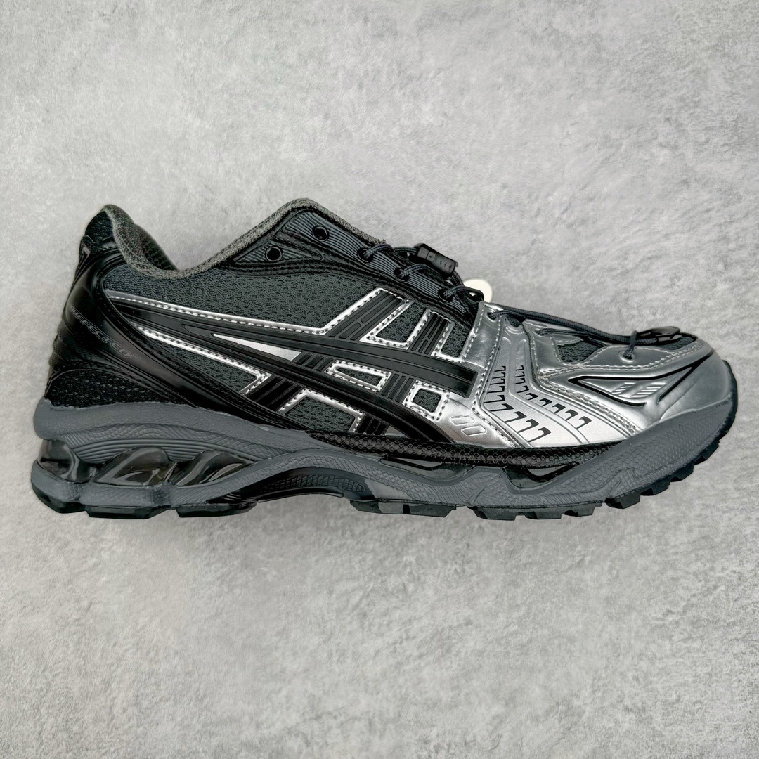 ASICS GEL-KAYANO 14 亚瑟士系列轻量缓震休闲运动跑步鞋 设计师 Hidenori Yamashita 以「Flash」一词为灵感，创造出未来感金属色鞋面，改造升级内在性能，由内而外全面革新，为 GEL-KAYANO 家族传承及经典跑鞋文化的延续，创下里程碑式作品。ASICS GEL – KAYANO 14 跑鞋重新诠释了复古的跑步形状，并以其 2000 年代后期的美学理念重新铺装，银色与蓝色的鞋面极为高档.网面铺陈与鞋面、鞋头多处细节位增添了透气性。ASICS GEL – KAYANO 14的鞋后跟部中底上以及多密度耐磨鞋底增加了 GEL 缓震胶，提供高抗冲击性、缓冲性、可保护脚部免受地面冲击的影响，穿着舒适性十足「入手同款」尺码：35.5 36 37 37.5 38 39 39.5 40.5 41.5 42 42.5 43.5 44 45-选品中心