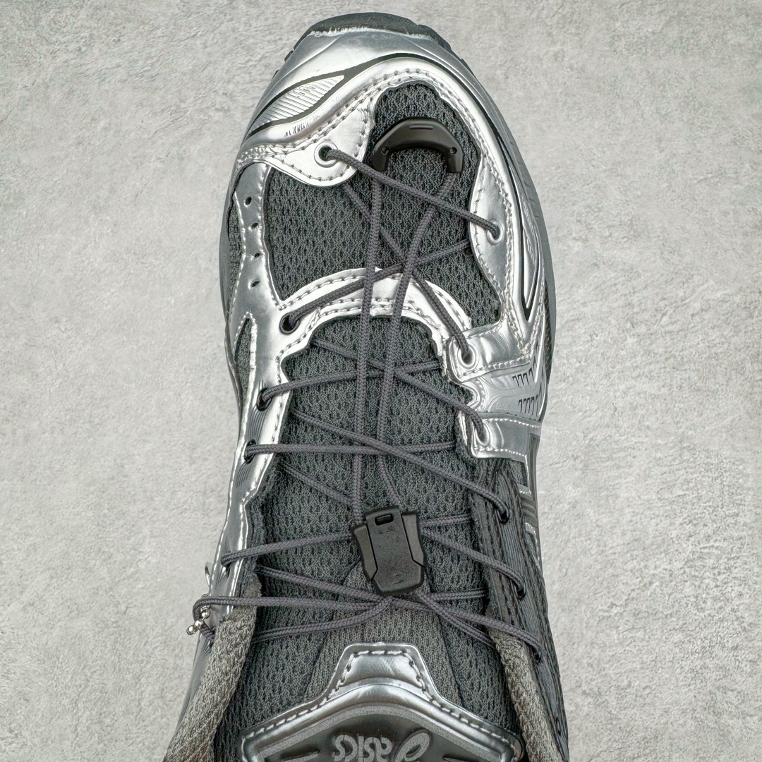 图片[4]-ASICS GEL-KAYANO 14 亚瑟士系列轻量缓震休闲运动跑步鞋 设计师 Hidenori Yamashita 以「Flash」一词为灵感，创造出未来感金属色鞋面，改造升级内在性能，由内而外全面革新，为 GEL-KAYANO 家族传承及经典跑鞋文化的延续，创下里程碑式作品。ASICS GEL – KAYANO 14 跑鞋重新诠释了复古的跑步形状，并以其 2000 年代后期的美学理念重新铺装，银色与蓝色的鞋面极为高档.网面铺陈与鞋面、鞋头多处细节位增添了透气性。ASICS GEL – KAYANO 14的鞋后跟部中底上以及多密度耐磨鞋底增加了 GEL 缓震胶，提供高抗冲击性、缓冲性、可保护脚部免受地面冲击的影响，穿着舒适性十足「入手同款」尺码：35.5 36 37 37.5 38 39 39.5 40.5 41.5 42 42.5 43.5 44 45-选品中心