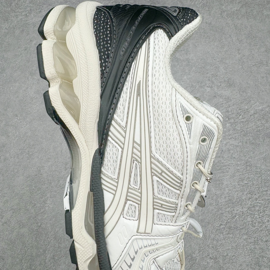 图片[6]-ASICS GEL-KAYANO 14 亚瑟士系列轻量缓震休闲运动跑步鞋 设计师 Hidenori Yamashita 以「Flash」一词为灵感，创造出未来感金属色鞋面，改造升级内在性能，由内而外全面革新，为 GEL-KAYANO 家族传承及经典跑鞋文化的延续，创下里程碑式作品。ASICS GEL – KAYANO 14 跑鞋重新诠释了复古的跑步形状，并以其 2000 年代后期的美学理念重新铺装，银色与蓝色的鞋面极为高档.网面铺陈与鞋面、鞋头多处细节位增添了透气性。ASICS GEL – KAYANO 14的鞋后跟部中底上以及多密度耐磨鞋底增加了 GEL 缓震胶，提供高抗冲击性、缓冲性、可保护脚部免受地面冲击的影响，穿着舒适性十足「入手同款」尺码：35.5 36 37 37.5 38 39 39.5 40.5 41.5 42 42.5 43.5 44 45-选品中心