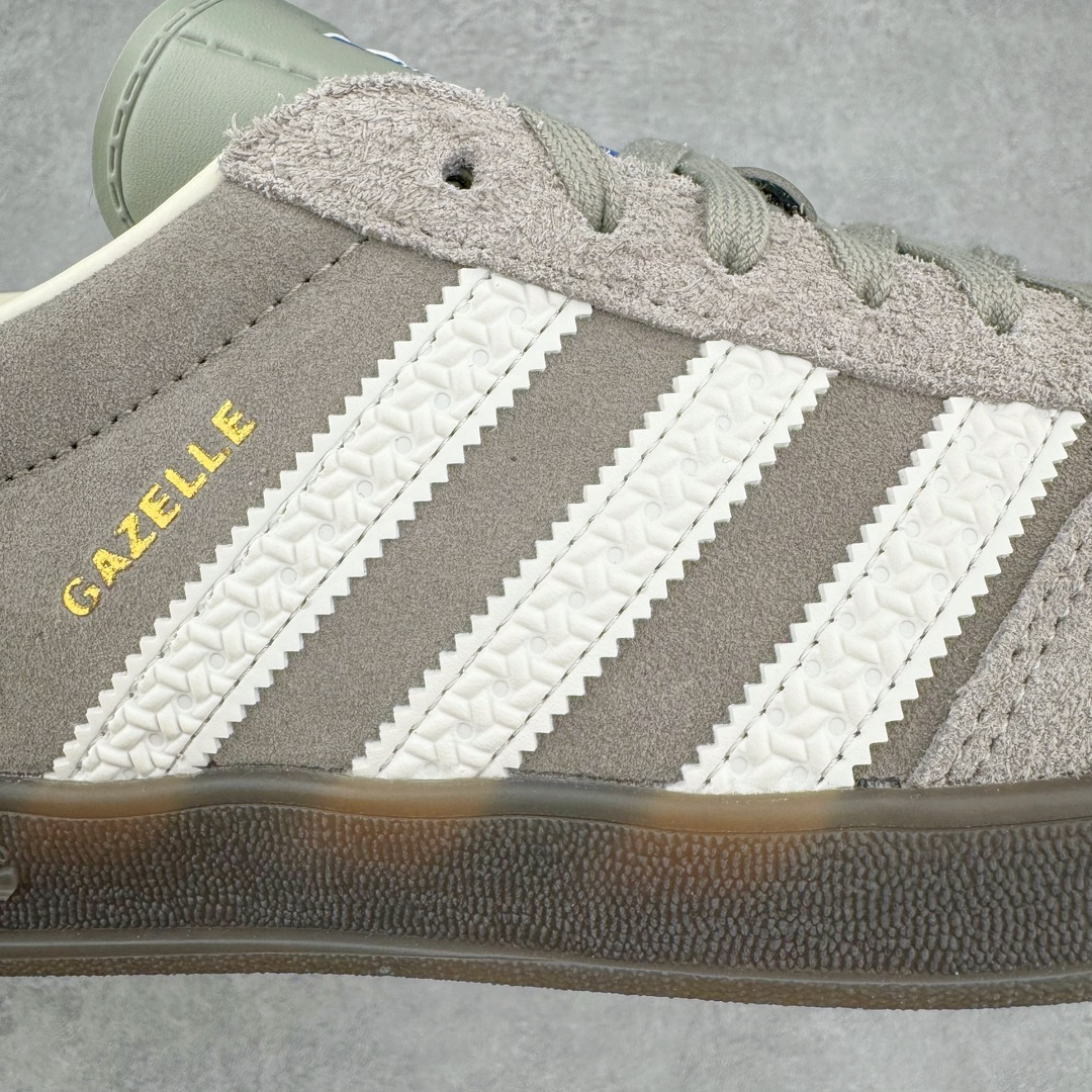图片[20]-＃M纯原 AD Original Gazelle Indoor Trainers 瞪羚室内鞋系列低帮复古百搭休闲运动德训风板鞋 灰白 IF1807 独家前帮工艺加持 全套原纸板楦头开发 每道工序同步公司流程 确保原汁原味 完美呈现原鞋版型 原厂高频磨具加持 精准内部资源对接 Logo字体百分百还原 原厂特供纳米纤维板 区别市面劣质纸板中底 原厂海玻璃鞋垫 中置乳胶足弓支撑垫 正确3/2横条宽版背胶 一比一鞋头弧度高度鞋身弧度 烫金亮度高频深浅同步原鞋 独家私模最大47.5 半透明橡胶大底 原厂定制长毛翻毛皮组合环保纤维革鞋面 原厂港宝加持定型后跟R度完美 原厂高频磨具加持 Logo字体 凹凸明显 轮廓分明 描漆定位精准 三道杠为尖角45°锯齿状 高频立体感很强 区别圆形锯齿 已最大程度还原公司 欢迎对比 将复古进行到底 简约流畅 三十年不变经典 这款Gazelle运动鞋 无论面料、配色、质感或设计 都只在重现其1991年原款的经典 皮革鞋面 撞色三条纹和鞋跟标的设计 力求呈现90年代的经典复古风潮 Samba火热的同时 也带动了其它的复古鞋型 Gazelle便是其中一只 Gazelle Indoor拥有包边更宽的T字型鞋头 更好的保护运动员的前掌 浓浓的复古氛围感 非常适合现在流行的Cleanfit风格 尺码：35.5 36 36.5 37 38 38.5 39 40 40.5 41 42 42.5 43 44 44.5 45 46 47.5-选品中心