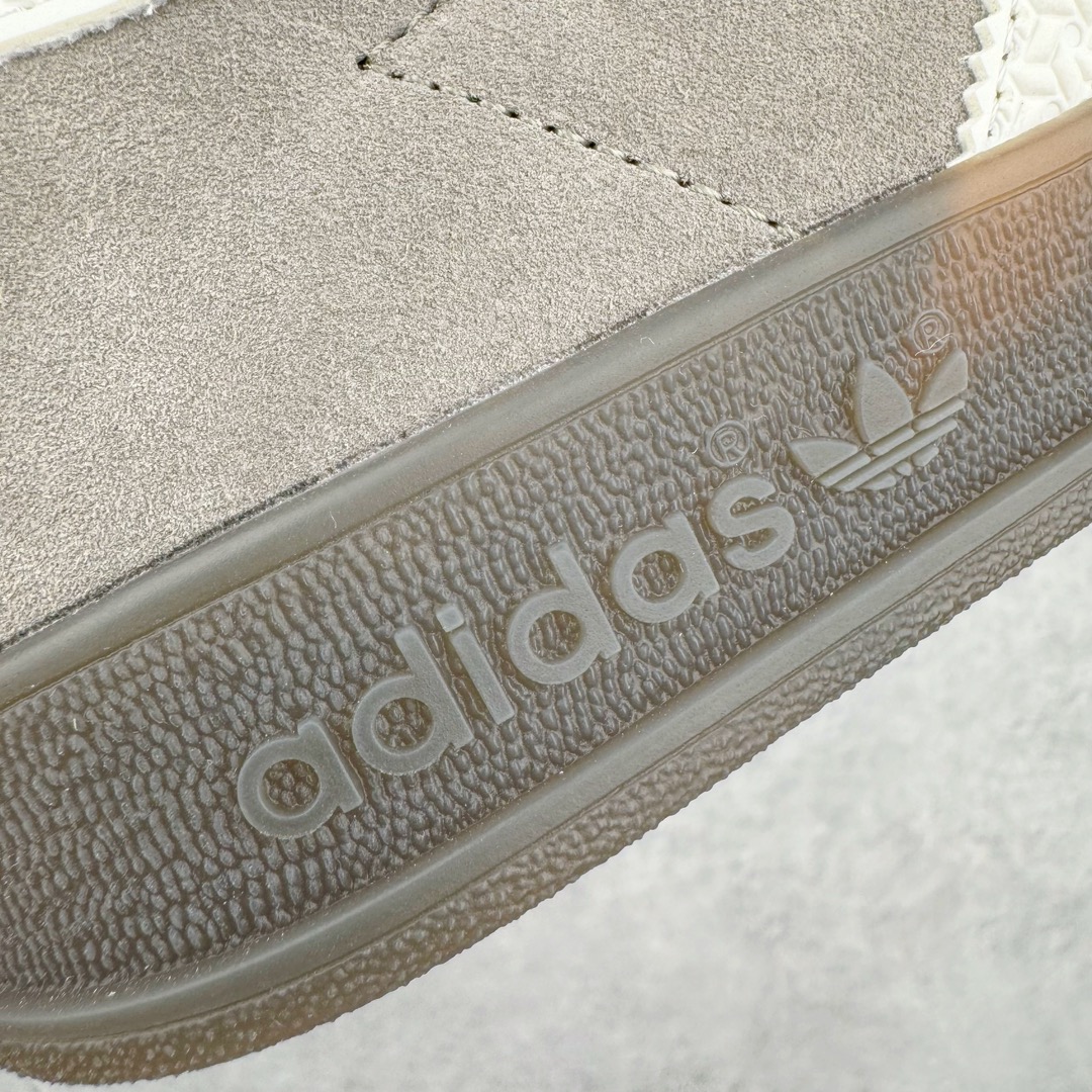 图片[19]-＃M纯原 AD Original Gazelle Indoor Trainers 瞪羚室内鞋系列低帮复古百搭休闲运动德训风板鞋 灰白 IF1807 独家前帮工艺加持 全套原纸板楦头开发 每道工序同步公司流程 确保原汁原味 完美呈现原鞋版型 原厂高频磨具加持 精准内部资源对接 Logo字体百分百还原 原厂特供纳米纤维板 区别市面劣质纸板中底 原厂海玻璃鞋垫 中置乳胶足弓支撑垫 正确3/2横条宽版背胶 一比一鞋头弧度高度鞋身弧度 烫金亮度高频深浅同步原鞋 独家私模最大47.5 半透明橡胶大底 原厂定制长毛翻毛皮组合环保纤维革鞋面 原厂港宝加持定型后跟R度完美 原厂高频磨具加持 Logo字体 凹凸明显 轮廓分明 描漆定位精准 三道杠为尖角45°锯齿状 高频立体感很强 区别圆形锯齿 已最大程度还原公司 欢迎对比 将复古进行到底 简约流畅 三十年不变经典 这款Gazelle运动鞋 无论面料、配色、质感或设计 都只在重现其1991年原款的经典 皮革鞋面 撞色三条纹和鞋跟标的设计 力求呈现90年代的经典复古风潮 Samba火热的同时 也带动了其它的复古鞋型 Gazelle便是其中一只 Gazelle Indoor拥有包边更宽的T字型鞋头 更好的保护运动员的前掌 浓浓的复古氛围感 非常适合现在流行的Cleanfit风格 尺码：35.5 36 36.5 37 38 38.5 39 40 40.5 41 42 42.5 43 44 44.5 45 46 47.5-选品中心