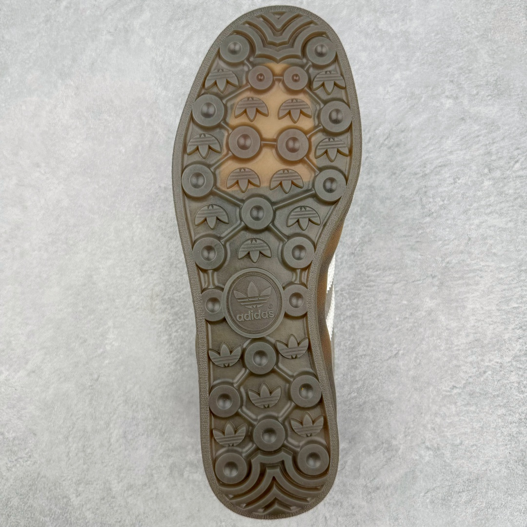 图片[9]-＃M纯原 AD Original Gazelle Indoor Trainers 瞪羚室内鞋系列低帮复古百搭休闲运动德训风板鞋 灰白 IF1807 独家前帮工艺加持 全套原纸板楦头开发 每道工序同步公司流程 确保原汁原味 完美呈现原鞋版型 原厂高频磨具加持 精准内部资源对接 Logo字体百分百还原 原厂特供纳米纤维板 区别市面劣质纸板中底 原厂海玻璃鞋垫 中置乳胶足弓支撑垫 正确3/2横条宽版背胶 一比一鞋头弧度高度鞋身弧度 烫金亮度高频深浅同步原鞋 独家私模最大47.5 半透明橡胶大底 原厂定制长毛翻毛皮组合环保纤维革鞋面 原厂港宝加持定型后跟R度完美 原厂高频磨具加持 Logo字体 凹凸明显 轮廓分明 描漆定位精准 三道杠为尖角45°锯齿状 高频立体感很强 区别圆形锯齿 已最大程度还原公司 欢迎对比 将复古进行到底 简约流畅 三十年不变经典 这款Gazelle运动鞋 无论面料、配色、质感或设计 都只在重现其1991年原款的经典 皮革鞋面 撞色三条纹和鞋跟标的设计 力求呈现90年代的经典复古风潮 Samba火热的同时 也带动了其它的复古鞋型 Gazelle便是其中一只 Gazelle Indoor拥有包边更宽的T字型鞋头 更好的保护运动员的前掌 浓浓的复古氛围感 非常适合现在流行的Cleanfit风格 尺码：35.5 36 36.5 37 38 38.5 39 40 40.5 41 42 42.5 43 44 44.5 45 46 47.5-选品中心