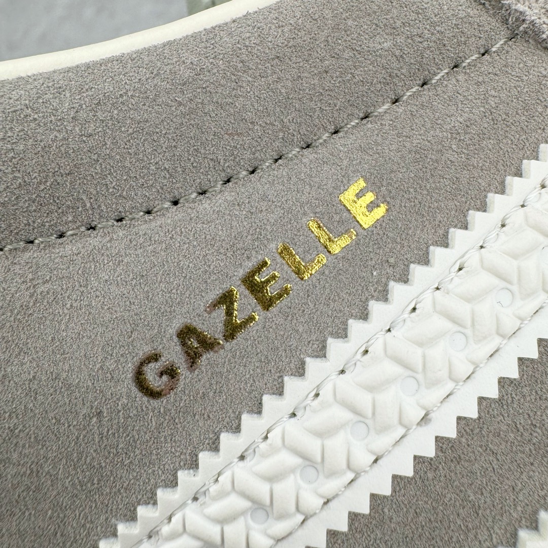 图片[14]-＃M纯原 AD Original Gazelle Indoor Trainers 瞪羚室内鞋系列低帮复古百搭休闲运动德训风板鞋 灰白 IF1807 独家前帮工艺加持 全套原纸板楦头开发 每道工序同步公司流程 确保原汁原味 完美呈现原鞋版型 原厂高频磨具加持 精准内部资源对接 Logo字体百分百还原 原厂特供纳米纤维板 区别市面劣质纸板中底 原厂海玻璃鞋垫 中置乳胶足弓支撑垫 正确3/2横条宽版背胶 一比一鞋头弧度高度鞋身弧度 烫金亮度高频深浅同步原鞋 独家私模最大47.5 半透明橡胶大底 原厂定制长毛翻毛皮组合环保纤维革鞋面 原厂港宝加持定型后跟R度完美 原厂高频磨具加持 Logo字体 凹凸明显 轮廓分明 描漆定位精准 三道杠为尖角45°锯齿状 高频立体感很强 区别圆形锯齿 已最大程度还原公司 欢迎对比 将复古进行到底 简约流畅 三十年不变经典 这款Gazelle运动鞋 无论面料、配色、质感或设计 都只在重现其1991年原款的经典 皮革鞋面 撞色三条纹和鞋跟标的设计 力求呈现90年代的经典复古风潮 Samba火热的同时 也带动了其它的复古鞋型 Gazelle便是其中一只 Gazelle Indoor拥有包边更宽的T字型鞋头 更好的保护运动员的前掌 浓浓的复古氛围感 非常适合现在流行的Cleanfit风格 尺码：35.5 36 36.5 37 38 38.5 39 40 40.5 41 42 42.5 43 44 44.5 45 46 47.5-选品中心