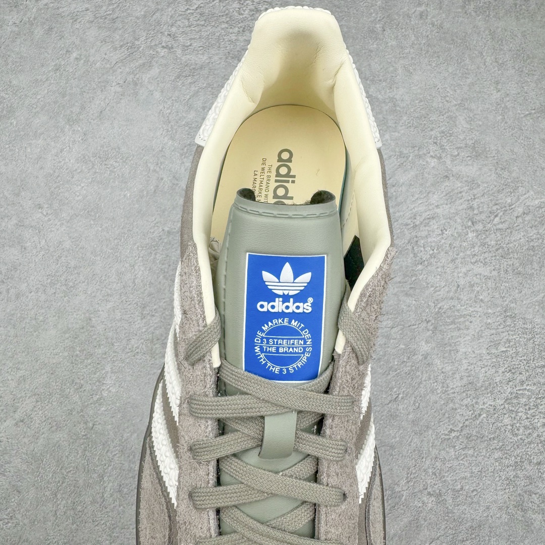 图片[5]-＃M纯原 AD Original Gazelle Indoor Trainers 瞪羚室内鞋系列低帮复古百搭休闲运动德训风板鞋 灰白 IF1807 独家前帮工艺加持 全套原纸板楦头开发 每道工序同步公司流程 确保原汁原味 完美呈现原鞋版型 原厂高频磨具加持 精准内部资源对接 Logo字体百分百还原 原厂特供纳米纤维板 区别市面劣质纸板中底 原厂海玻璃鞋垫 中置乳胶足弓支撑垫 正确3/2横条宽版背胶 一比一鞋头弧度高度鞋身弧度 烫金亮度高频深浅同步原鞋 独家私模最大47.5 半透明橡胶大底 原厂定制长毛翻毛皮组合环保纤维革鞋面 原厂港宝加持定型后跟R度完美 原厂高频磨具加持 Logo字体 凹凸明显 轮廓分明 描漆定位精准 三道杠为尖角45°锯齿状 高频立体感很强 区别圆形锯齿 已最大程度还原公司 欢迎对比 将复古进行到底 简约流畅 三十年不变经典 这款Gazelle运动鞋 无论面料、配色、质感或设计 都只在重现其1991年原款的经典 皮革鞋面 撞色三条纹和鞋跟标的设计 力求呈现90年代的经典复古风潮 Samba火热的同时 也带动了其它的复古鞋型 Gazelle便是其中一只 Gazelle Indoor拥有包边更宽的T字型鞋头 更好的保护运动员的前掌 浓浓的复古氛围感 非常适合现在流行的Cleanfit风格 尺码：35.5 36 36.5 37 38 38.5 39 40 40.5 41 42 42.5 43 44 44.5 45 46 47.5-选品中心