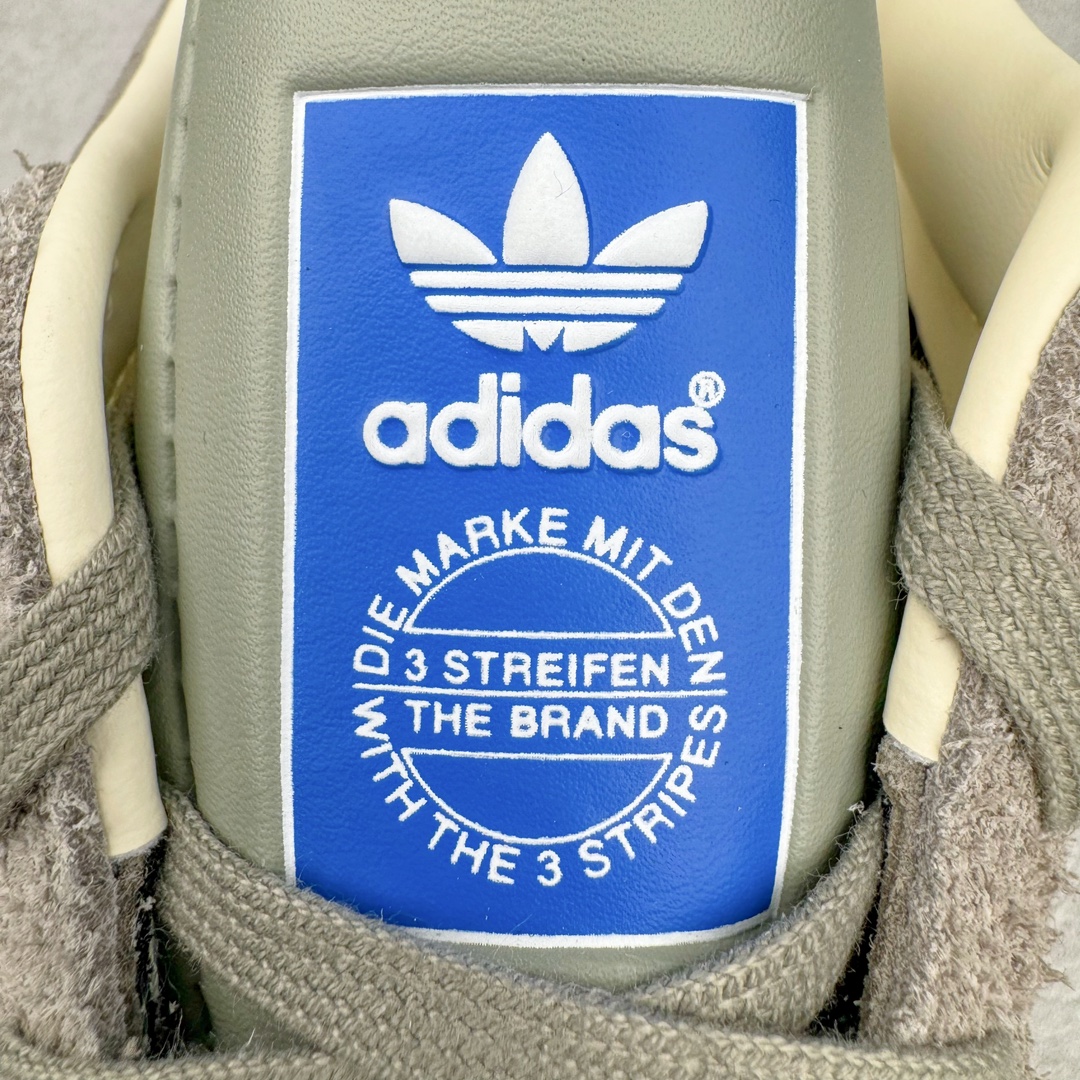 图片[16]-＃M纯原 AD Original Gazelle Indoor Trainers 瞪羚室内鞋系列低帮复古百搭休闲运动德训风板鞋 灰白 IF1807 独家前帮工艺加持 全套原纸板楦头开发 每道工序同步公司流程 确保原汁原味 完美呈现原鞋版型 原厂高频磨具加持 精准内部资源对接 Logo字体百分百还原 原厂特供纳米纤维板 区别市面劣质纸板中底 原厂海玻璃鞋垫 中置乳胶足弓支撑垫 正确3/2横条宽版背胶 一比一鞋头弧度高度鞋身弧度 烫金亮度高频深浅同步原鞋 独家私模最大47.5 半透明橡胶大底 原厂定制长毛翻毛皮组合环保纤维革鞋面 原厂港宝加持定型后跟R度完美 原厂高频磨具加持 Logo字体 凹凸明显 轮廓分明 描漆定位精准 三道杠为尖角45°锯齿状 高频立体感很强 区别圆形锯齿 已最大程度还原公司 欢迎对比 将复古进行到底 简约流畅 三十年不变经典 这款Gazelle运动鞋 无论面料、配色、质感或设计 都只在重现其1991年原款的经典 皮革鞋面 撞色三条纹和鞋跟标的设计 力求呈现90年代的经典复古风潮 Samba火热的同时 也带动了其它的复古鞋型 Gazelle便是其中一只 Gazelle Indoor拥有包边更宽的T字型鞋头 更好的保护运动员的前掌 浓浓的复古氛围感 非常适合现在流行的Cleanfit风格 尺码：35.5 36 36.5 37 38 38.5 39 40 40.5 41 42 42.5 43 44 44.5 45 46 47.5-选品中心