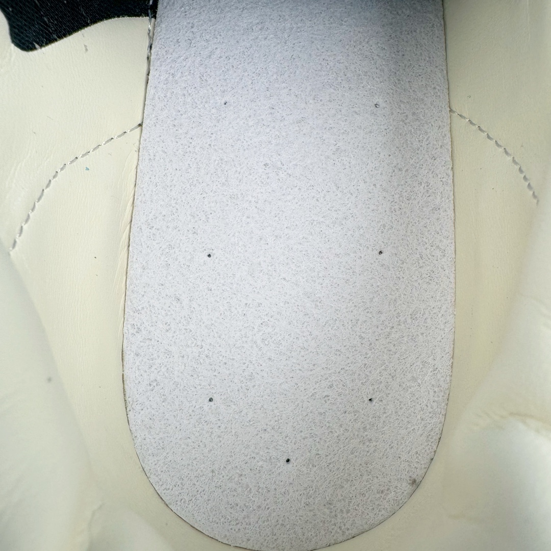 图片[10]-＃M纯原 AD Original Gazelle Indoor Trainers 瞪羚室内鞋系列低帮复古百搭休闲运动德训风板鞋 灰白 IF1807 独家前帮工艺加持 全套原纸板楦头开发 每道工序同步公司流程 确保原汁原味 完美呈现原鞋版型 原厂高频磨具加持 精准内部资源对接 Logo字体百分百还原 原厂特供纳米纤维板 区别市面劣质纸板中底 原厂海玻璃鞋垫 中置乳胶足弓支撑垫 正确3/2横条宽版背胶 一比一鞋头弧度高度鞋身弧度 烫金亮度高频深浅同步原鞋 独家私模最大47.5 半透明橡胶大底 原厂定制长毛翻毛皮组合环保纤维革鞋面 原厂港宝加持定型后跟R度完美 原厂高频磨具加持 Logo字体 凹凸明显 轮廓分明 描漆定位精准 三道杠为尖角45°锯齿状 高频立体感很强 区别圆形锯齿 已最大程度还原公司 欢迎对比 将复古进行到底 简约流畅 三十年不变经典 这款Gazelle运动鞋 无论面料、配色、质感或设计 都只在重现其1991年原款的经典 皮革鞋面 撞色三条纹和鞋跟标的设计 力求呈现90年代的经典复古风潮 Samba火热的同时 也带动了其它的复古鞋型 Gazelle便是其中一只 Gazelle Indoor拥有包边更宽的T字型鞋头 更好的保护运动员的前掌 浓浓的复古氛围感 非常适合现在流行的Cleanfit风格 尺码：35.5 36 36.5 37 38 38.5 39 40 40.5 41 42 42.5 43 44 44.5 45 46 47.5-选品中心