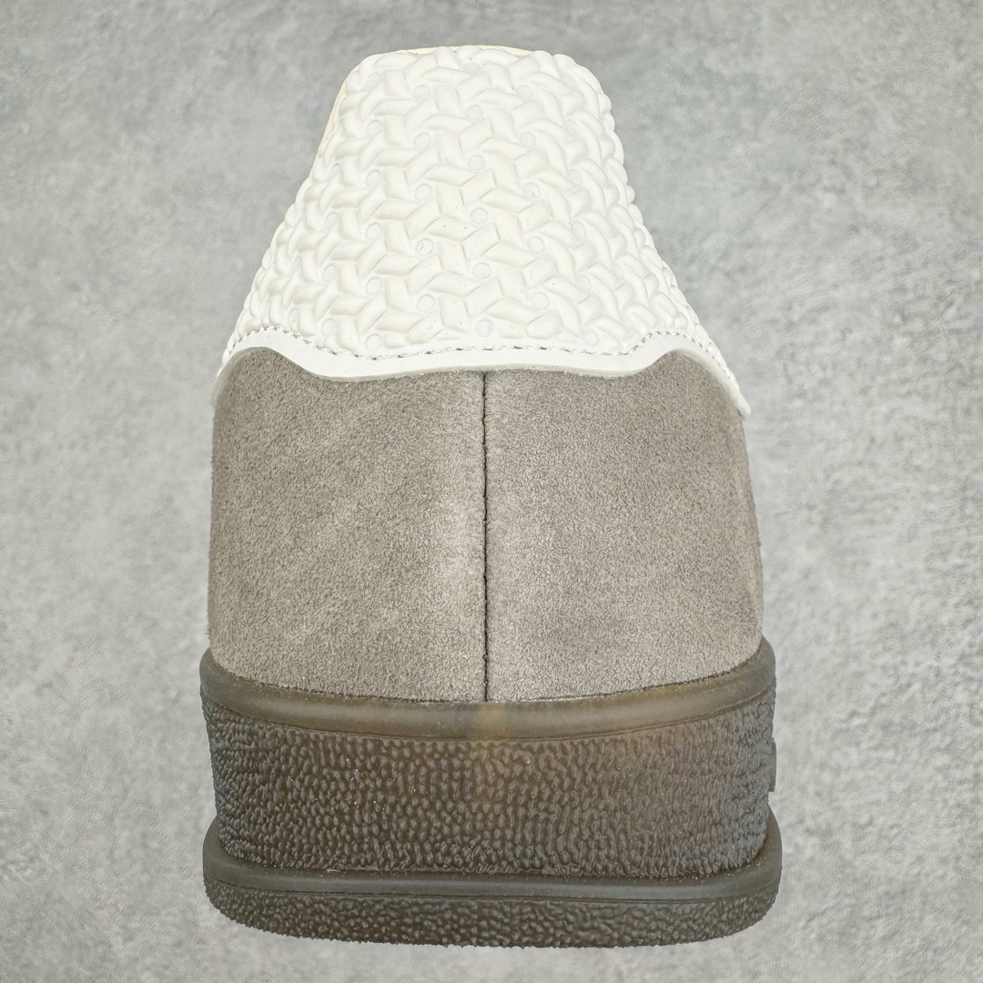 图片[8]-＃M纯原 AD Original Gazelle Indoor Trainers 瞪羚室内鞋系列低帮复古百搭休闲运动德训风板鞋 灰白 IF1807 独家前帮工艺加持 全套原纸板楦头开发 每道工序同步公司流程 确保原汁原味 完美呈现原鞋版型 原厂高频磨具加持 精准内部资源对接 Logo字体百分百还原 原厂特供纳米纤维板 区别市面劣质纸板中底 原厂海玻璃鞋垫 中置乳胶足弓支撑垫 正确3/2横条宽版背胶 一比一鞋头弧度高度鞋身弧度 烫金亮度高频深浅同步原鞋 独家私模最大47.5 半透明橡胶大底 原厂定制长毛翻毛皮组合环保纤维革鞋面 原厂港宝加持定型后跟R度完美 原厂高频磨具加持 Logo字体 凹凸明显 轮廓分明 描漆定位精准 三道杠为尖角45°锯齿状 高频立体感很强 区别圆形锯齿 已最大程度还原公司 欢迎对比 将复古进行到底 简约流畅 三十年不变经典 这款Gazelle运动鞋 无论面料、配色、质感或设计 都只在重现其1991年原款的经典 皮革鞋面 撞色三条纹和鞋跟标的设计 力求呈现90年代的经典复古风潮 Samba火热的同时 也带动了其它的复古鞋型 Gazelle便是其中一只 Gazelle Indoor拥有包边更宽的T字型鞋头 更好的保护运动员的前掌 浓浓的复古氛围感 非常适合现在流行的Cleanfit风格 尺码：35.5 36 36.5 37 38 38.5 39 40 40.5 41 42 42.5 43 44 44.5 45 46 47.5-选品中心