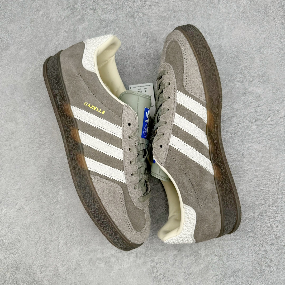 图片[3]-＃M纯原 AD Original Gazelle Indoor Trainers 瞪羚室内鞋系列低帮复古百搭休闲运动德训风板鞋 灰白 IF1807 独家前帮工艺加持 全套原纸板楦头开发 每道工序同步公司流程 确保原汁原味 完美呈现原鞋版型 原厂高频磨具加持 精准内部资源对接 Logo字体百分百还原 原厂特供纳米纤维板 区别市面劣质纸板中底 原厂海玻璃鞋垫 中置乳胶足弓支撑垫 正确3/2横条宽版背胶 一比一鞋头弧度高度鞋身弧度 烫金亮度高频深浅同步原鞋 独家私模最大47.5 半透明橡胶大底 原厂定制长毛翻毛皮组合环保纤维革鞋面 原厂港宝加持定型后跟R度完美 原厂高频磨具加持 Logo字体 凹凸明显 轮廓分明 描漆定位精准 三道杠为尖角45°锯齿状 高频立体感很强 区别圆形锯齿 已最大程度还原公司 欢迎对比 将复古进行到底 简约流畅 三十年不变经典 这款Gazelle运动鞋 无论面料、配色、质感或设计 都只在重现其1991年原款的经典 皮革鞋面 撞色三条纹和鞋跟标的设计 力求呈现90年代的经典复古风潮 Samba火热的同时 也带动了其它的复古鞋型 Gazelle便是其中一只 Gazelle Indoor拥有包边更宽的T字型鞋头 更好的保护运动员的前掌 浓浓的复古氛围感 非常适合现在流行的Cleanfit风格 尺码：35.5 36 36.5 37 38 38.5 39 40 40.5 41 42 42.5 43 44 44.5 45 46 47.5-选品中心