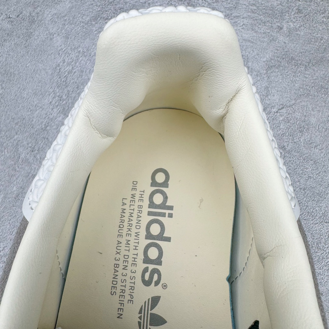 图片[15]-＃M纯原 AD Original Gazelle Indoor Trainers 瞪羚室内鞋系列低帮复古百搭休闲运动德训风板鞋 灰白 IF1807 独家前帮工艺加持 全套原纸板楦头开发 每道工序同步公司流程 确保原汁原味 完美呈现原鞋版型 原厂高频磨具加持 精准内部资源对接 Logo字体百分百还原 原厂特供纳米纤维板 区别市面劣质纸板中底 原厂海玻璃鞋垫 中置乳胶足弓支撑垫 正确3/2横条宽版背胶 一比一鞋头弧度高度鞋身弧度 烫金亮度高频深浅同步原鞋 独家私模最大47.5 半透明橡胶大底 原厂定制长毛翻毛皮组合环保纤维革鞋面 原厂港宝加持定型后跟R度完美 原厂高频磨具加持 Logo字体 凹凸明显 轮廓分明 描漆定位精准 三道杠为尖角45°锯齿状 高频立体感很强 区别圆形锯齿 已最大程度还原公司 欢迎对比 将复古进行到底 简约流畅 三十年不变经典 这款Gazelle运动鞋 无论面料、配色、质感或设计 都只在重现其1991年原款的经典 皮革鞋面 撞色三条纹和鞋跟标的设计 力求呈现90年代的经典复古风潮 Samba火热的同时 也带动了其它的复古鞋型 Gazelle便是其中一只 Gazelle Indoor拥有包边更宽的T字型鞋头 更好的保护运动员的前掌 浓浓的复古氛围感 非常适合现在流行的Cleanfit风格 尺码：35.5 36 36.5 37 38 38.5 39 40 40.5 41 42 42.5 43 44 44.5 45 46 47.5-选品中心