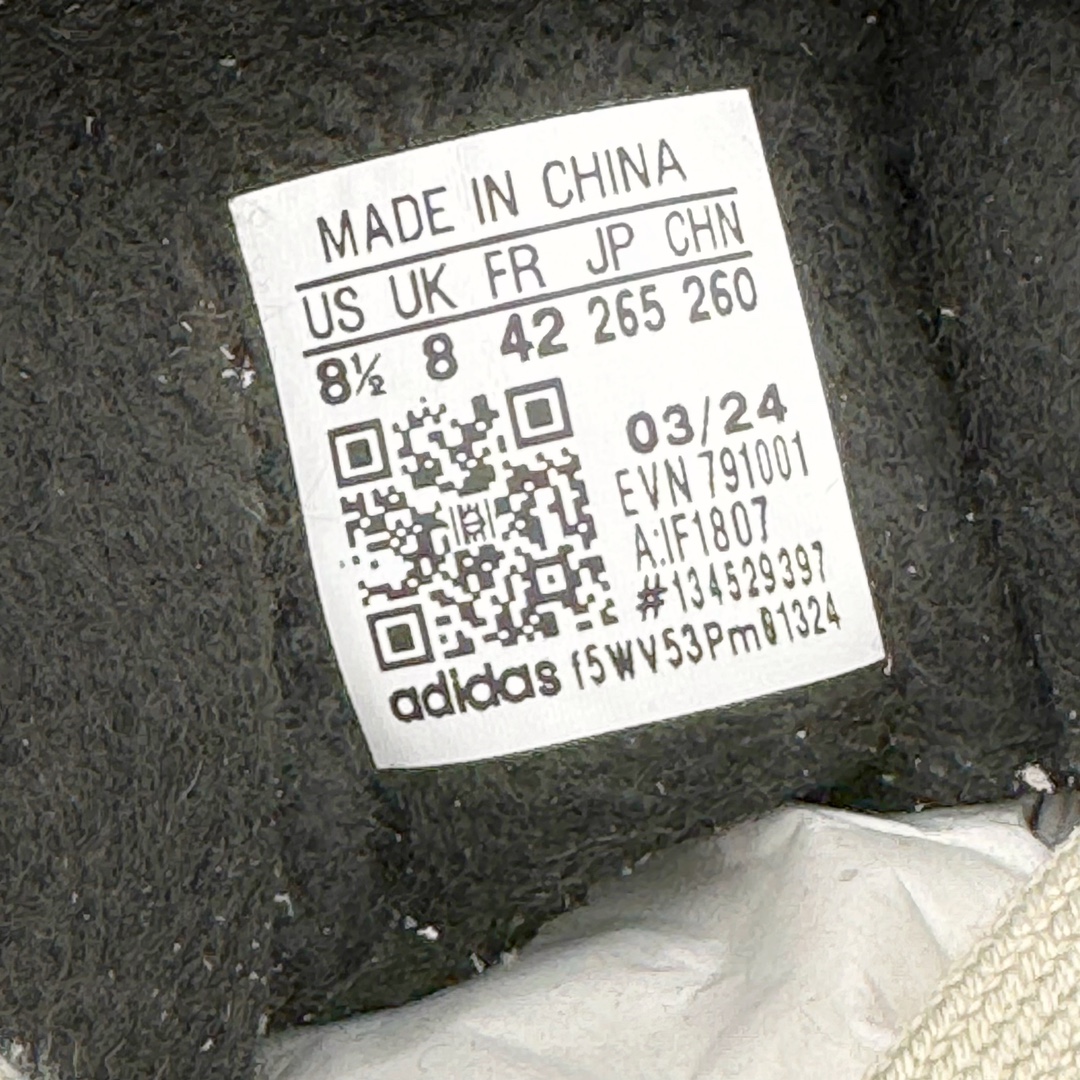 图片[12]-＃M纯原 AD Original Gazelle Indoor Trainers 瞪羚室内鞋系列低帮复古百搭休闲运动德训风板鞋 灰白 IF1807 独家前帮工艺加持 全套原纸板楦头开发 每道工序同步公司流程 确保原汁原味 完美呈现原鞋版型 原厂高频磨具加持 精准内部资源对接 Logo字体百分百还原 原厂特供纳米纤维板 区别市面劣质纸板中底 原厂海玻璃鞋垫 中置乳胶足弓支撑垫 正确3/2横条宽版背胶 一比一鞋头弧度高度鞋身弧度 烫金亮度高频深浅同步原鞋 独家私模最大47.5 半透明橡胶大底 原厂定制长毛翻毛皮组合环保纤维革鞋面 原厂港宝加持定型后跟R度完美 原厂高频磨具加持 Logo字体 凹凸明显 轮廓分明 描漆定位精准 三道杠为尖角45°锯齿状 高频立体感很强 区别圆形锯齿 已最大程度还原公司 欢迎对比 将复古进行到底 简约流畅 三十年不变经典 这款Gazelle运动鞋 无论面料、配色、质感或设计 都只在重现其1991年原款的经典 皮革鞋面 撞色三条纹和鞋跟标的设计 力求呈现90年代的经典复古风潮 Samba火热的同时 也带动了其它的复古鞋型 Gazelle便是其中一只 Gazelle Indoor拥有包边更宽的T字型鞋头 更好的保护运动员的前掌 浓浓的复古氛围感 非常适合现在流行的Cleanfit风格 尺码：35.5 36 36.5 37 38 38.5 39 40 40.5 41 42 42.5 43 44 44.5 45 46 47.5-选品中心