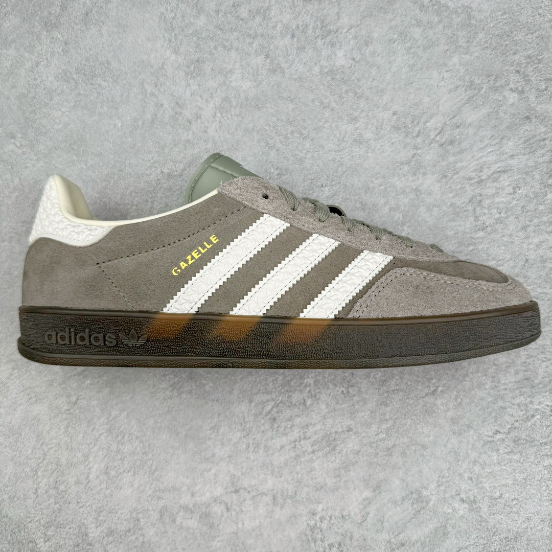 ＃M纯原 AD Original Gazelle Indoor Trainers 瞪羚室内鞋系列低帮复古百搭休闲运动德训风板鞋 灰白 IF1807 独家前帮工艺加持 全套原纸板楦头开发 每道工序同步公司流程 确保原汁原味 完美呈现原鞋版型 原厂高频磨具加持 精准内部资源对接 Logo字体百分百还原 原厂特供纳米纤维板 区别市面劣质纸板中底 原厂海玻璃鞋垫 中置乳胶足弓支撑垫 正确3/2横条宽版背胶 一比一鞋头弧度高度鞋身弧度 烫金亮度高频深浅同步原鞋 独家私模最大47.5 半透明橡胶大底 原厂定制长毛翻毛皮组合环保纤维革鞋面 原厂港宝加持定型后跟R度完美 原厂高频磨具加持 Logo字体 凹凸明显 轮廓分明 描漆定位精准 三道杠为尖角45°锯齿状 高频立体感很强 区别圆形锯齿 已最大程度还原公司 欢迎对比 将复古进行到底 简约流畅 三十年不变经典 这款Gazelle运动鞋 无论面料、配色、质感或设计 都只在重现其1991年原款的经典 皮革鞋面 撞色三条纹和鞋跟标的设计 力求呈现90年代的经典复古风潮 Samba火热的同时 也带动了其它的复古鞋型 Gazelle便是其中一只 Gazelle Indoor拥有包边更宽的T字型鞋头 更好的保护运动员的前掌 浓浓的复古氛围感 非常适合现在流行的Cleanfit风格 尺码：35.5 36 36.5 37 38 38.5 39 40 40.5 41 42 42.5 43 44 44.5 45 46 47.5-选品中心