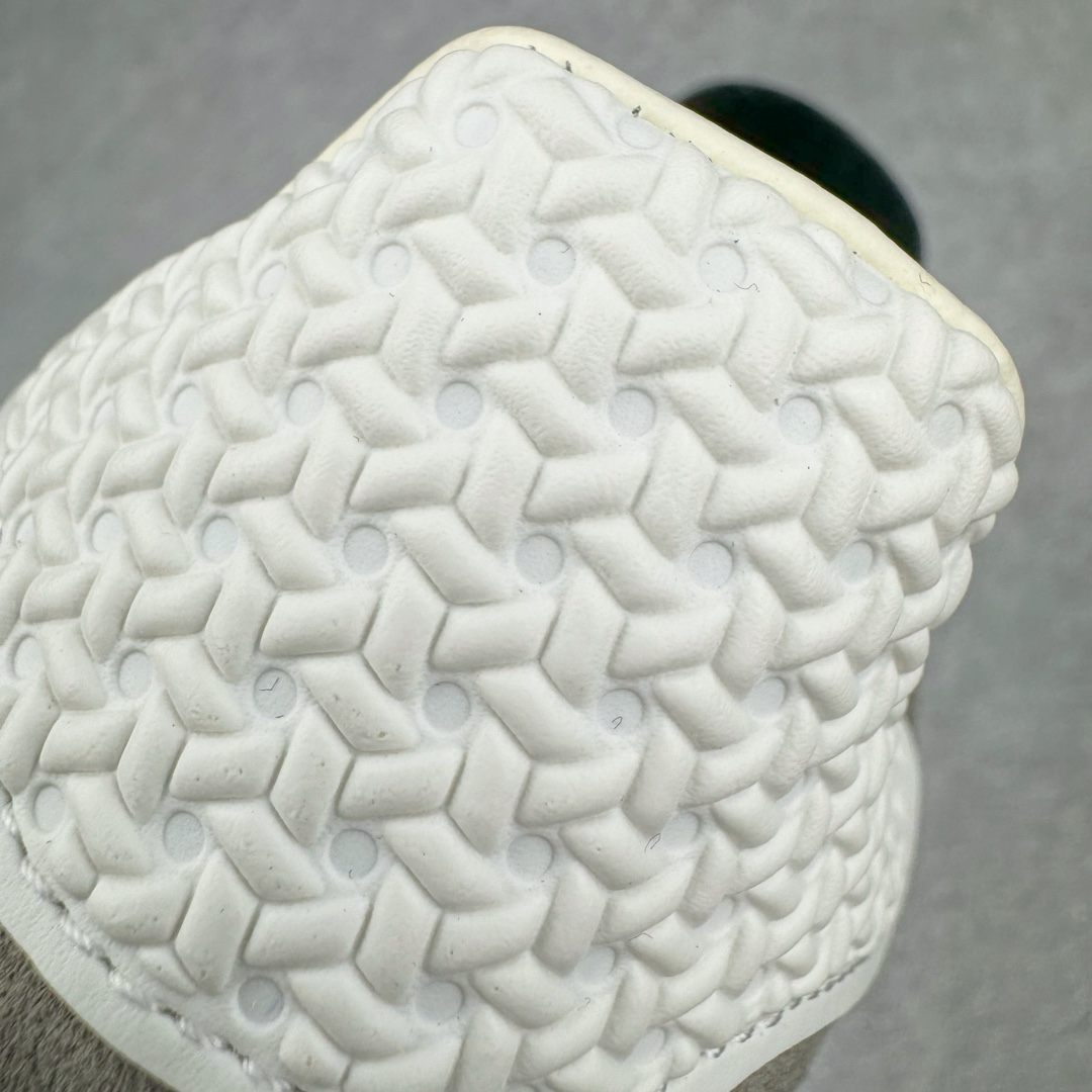 图片[13]-＃M纯原 AD Original Gazelle Indoor Trainers 瞪羚室内鞋系列低帮复古百搭休闲运动德训风板鞋 灰白 IF1807 独家前帮工艺加持 全套原纸板楦头开发 每道工序同步公司流程 确保原汁原味 完美呈现原鞋版型 原厂高频磨具加持 精准内部资源对接 Logo字体百分百还原 原厂特供纳米纤维板 区别市面劣质纸板中底 原厂海玻璃鞋垫 中置乳胶足弓支撑垫 正确3/2横条宽版背胶 一比一鞋头弧度高度鞋身弧度 烫金亮度高频深浅同步原鞋 独家私模最大47.5 半透明橡胶大底 原厂定制长毛翻毛皮组合环保纤维革鞋面 原厂港宝加持定型后跟R度完美 原厂高频磨具加持 Logo字体 凹凸明显 轮廓分明 描漆定位精准 三道杠为尖角45°锯齿状 高频立体感很强 区别圆形锯齿 已最大程度还原公司 欢迎对比 将复古进行到底 简约流畅 三十年不变经典 这款Gazelle运动鞋 无论面料、配色、质感或设计 都只在重现其1991年原款的经典 皮革鞋面 撞色三条纹和鞋跟标的设计 力求呈现90年代的经典复古风潮 Samba火热的同时 也带动了其它的复古鞋型 Gazelle便是其中一只 Gazelle Indoor拥有包边更宽的T字型鞋头 更好的保护运动员的前掌 浓浓的复古氛围感 非常适合现在流行的Cleanfit风格 尺码：35.5 36 36.5 37 38 38.5 39 40 40.5 41 42 42.5 43 44 44.5 45 46 47.5-选品中心