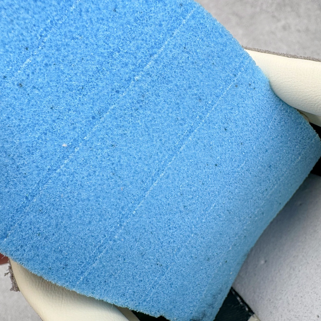 图片[11]-＃M纯原 AD Original Gazelle Indoor Trainers 瞪羚室内鞋系列低帮复古百搭休闲运动德训风板鞋 灰白 IF1807 独家前帮工艺加持 全套原纸板楦头开发 每道工序同步公司流程 确保原汁原味 完美呈现原鞋版型 原厂高频磨具加持 精准内部资源对接 Logo字体百分百还原 原厂特供纳米纤维板 区别市面劣质纸板中底 原厂海玻璃鞋垫 中置乳胶足弓支撑垫 正确3/2横条宽版背胶 一比一鞋头弧度高度鞋身弧度 烫金亮度高频深浅同步原鞋 独家私模最大47.5 半透明橡胶大底 原厂定制长毛翻毛皮组合环保纤维革鞋面 原厂港宝加持定型后跟R度完美 原厂高频磨具加持 Logo字体 凹凸明显 轮廓分明 描漆定位精准 三道杠为尖角45°锯齿状 高频立体感很强 区别圆形锯齿 已最大程度还原公司 欢迎对比 将复古进行到底 简约流畅 三十年不变经典 这款Gazelle运动鞋 无论面料、配色、质感或设计 都只在重现其1991年原款的经典 皮革鞋面 撞色三条纹和鞋跟标的设计 力求呈现90年代的经典复古风潮 Samba火热的同时 也带动了其它的复古鞋型 Gazelle便是其中一只 Gazelle Indoor拥有包边更宽的T字型鞋头 更好的保护运动员的前掌 浓浓的复古氛围感 非常适合现在流行的Cleanfit风格 尺码：35.5 36 36.5 37 38 38.5 39 40 40.5 41 42 42.5 43 44 44.5 45 46 47.5-选品中心