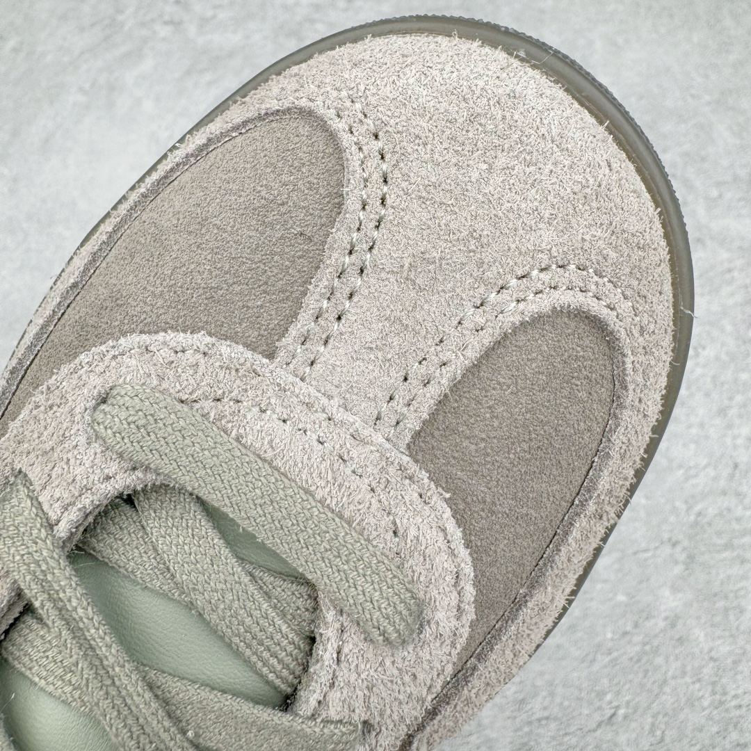 图片[17]-＃M纯原 AD Original Gazelle Indoor Trainers 瞪羚室内鞋系列低帮复古百搭休闲运动德训风板鞋 灰白 IF1807 独家前帮工艺加持 全套原纸板楦头开发 每道工序同步公司流程 确保原汁原味 完美呈现原鞋版型 原厂高频磨具加持 精准内部资源对接 Logo字体百分百还原 原厂特供纳米纤维板 区别市面劣质纸板中底 原厂海玻璃鞋垫 中置乳胶足弓支撑垫 正确3/2横条宽版背胶 一比一鞋头弧度高度鞋身弧度 烫金亮度高频深浅同步原鞋 独家私模最大47.5 半透明橡胶大底 原厂定制长毛翻毛皮组合环保纤维革鞋面 原厂港宝加持定型后跟R度完美 原厂高频磨具加持 Logo字体 凹凸明显 轮廓分明 描漆定位精准 三道杠为尖角45°锯齿状 高频立体感很强 区别圆形锯齿 已最大程度还原公司 欢迎对比 将复古进行到底 简约流畅 三十年不变经典 这款Gazelle运动鞋 无论面料、配色、质感或设计 都只在重现其1991年原款的经典 皮革鞋面 撞色三条纹和鞋跟标的设计 力求呈现90年代的经典复古风潮 Samba火热的同时 也带动了其它的复古鞋型 Gazelle便是其中一只 Gazelle Indoor拥有包边更宽的T字型鞋头 更好的保护运动员的前掌 浓浓的复古氛围感 非常适合现在流行的Cleanfit风格 尺码：35.5 36 36.5 37 38 38.5 39 40 40.5 41 42 42.5 43 44 44.5 45 46 47.5-选品中心