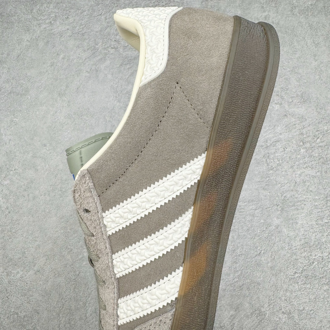图片[7]-＃M纯原 AD Original Gazelle Indoor Trainers 瞪羚室内鞋系列低帮复古百搭休闲运动德训风板鞋 灰白 IF1807 独家前帮工艺加持 全套原纸板楦头开发 每道工序同步公司流程 确保原汁原味 完美呈现原鞋版型 原厂高频磨具加持 精准内部资源对接 Logo字体百分百还原 原厂特供纳米纤维板 区别市面劣质纸板中底 原厂海玻璃鞋垫 中置乳胶足弓支撑垫 正确3/2横条宽版背胶 一比一鞋头弧度高度鞋身弧度 烫金亮度高频深浅同步原鞋 独家私模最大47.5 半透明橡胶大底 原厂定制长毛翻毛皮组合环保纤维革鞋面 原厂港宝加持定型后跟R度完美 原厂高频磨具加持 Logo字体 凹凸明显 轮廓分明 描漆定位精准 三道杠为尖角45°锯齿状 高频立体感很强 区别圆形锯齿 已最大程度还原公司 欢迎对比 将复古进行到底 简约流畅 三十年不变经典 这款Gazelle运动鞋 无论面料、配色、质感或设计 都只在重现其1991年原款的经典 皮革鞋面 撞色三条纹和鞋跟标的设计 力求呈现90年代的经典复古风潮 Samba火热的同时 也带动了其它的复古鞋型 Gazelle便是其中一只 Gazelle Indoor拥有包边更宽的T字型鞋头 更好的保护运动员的前掌 浓浓的复古氛围感 非常适合现在流行的Cleanfit风格 尺码：35.5 36 36.5 37 38 38.5 39 40 40.5 41 42 42.5 43 44 44.5 45 46 47.5-选品中心