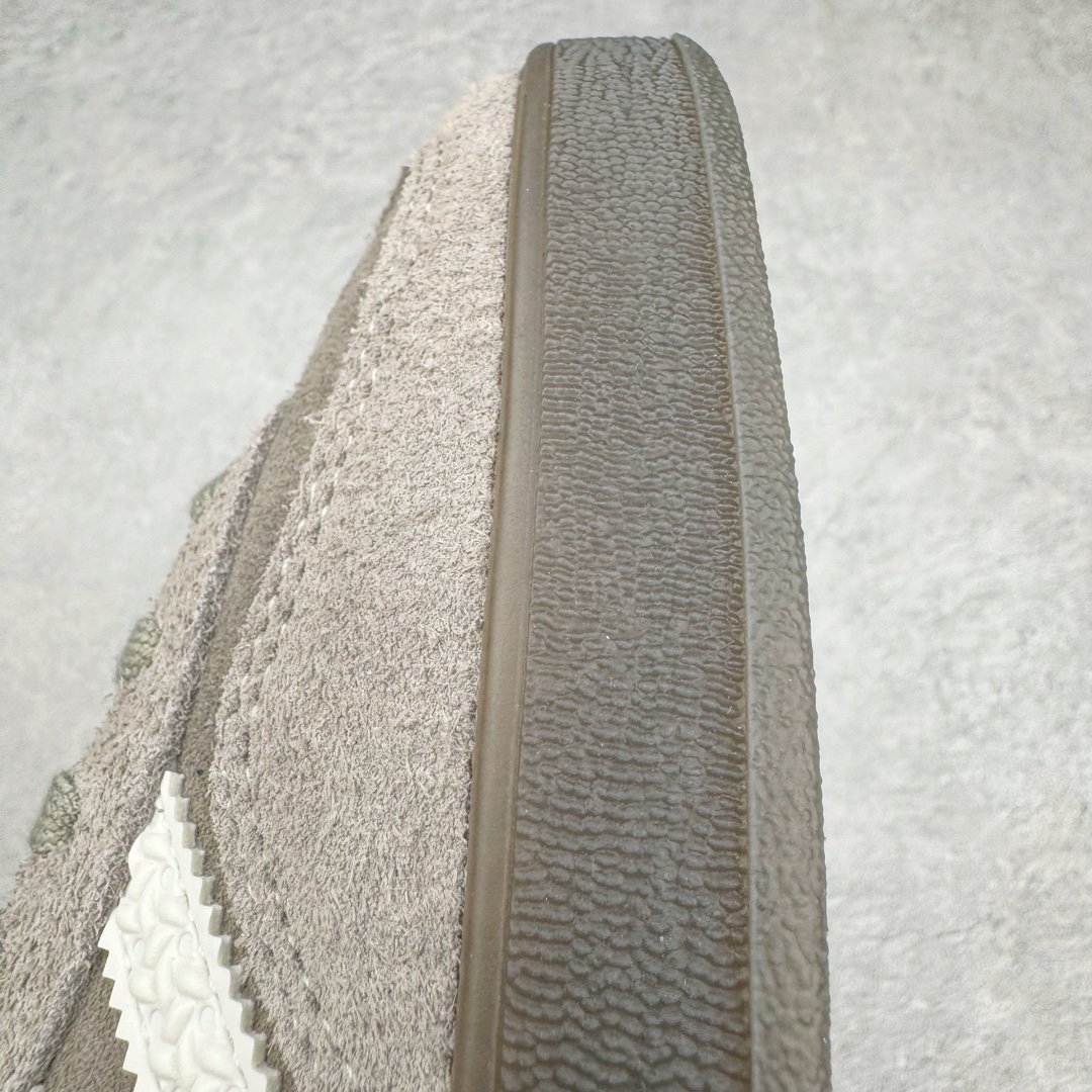 图片[18]-＃M纯原 AD Original Gazelle Indoor Trainers 瞪羚室内鞋系列低帮复古百搭休闲运动德训风板鞋 灰白 IF1807 独家前帮工艺加持 全套原纸板楦头开发 每道工序同步公司流程 确保原汁原味 完美呈现原鞋版型 原厂高频磨具加持 精准内部资源对接 Logo字体百分百还原 原厂特供纳米纤维板 区别市面劣质纸板中底 原厂海玻璃鞋垫 中置乳胶足弓支撑垫 正确3/2横条宽版背胶 一比一鞋头弧度高度鞋身弧度 烫金亮度高频深浅同步原鞋 独家私模最大47.5 半透明橡胶大底 原厂定制长毛翻毛皮组合环保纤维革鞋面 原厂港宝加持定型后跟R度完美 原厂高频磨具加持 Logo字体 凹凸明显 轮廓分明 描漆定位精准 三道杠为尖角45°锯齿状 高频立体感很强 区别圆形锯齿 已最大程度还原公司 欢迎对比 将复古进行到底 简约流畅 三十年不变经典 这款Gazelle运动鞋 无论面料、配色、质感或设计 都只在重现其1991年原款的经典 皮革鞋面 撞色三条纹和鞋跟标的设计 力求呈现90年代的经典复古风潮 Samba火热的同时 也带动了其它的复古鞋型 Gazelle便是其中一只 Gazelle Indoor拥有包边更宽的T字型鞋头 更好的保护运动员的前掌 浓浓的复古氛围感 非常适合现在流行的Cleanfit风格 尺码：35.5 36 36.5 37 38 38.5 39 40 40.5 41 42 42.5 43 44 44.5 45 46 47.5-选品中心