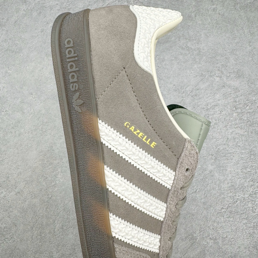 图片[6]-＃M纯原 AD Original Gazelle Indoor Trainers 瞪羚室内鞋系列低帮复古百搭休闲运动德训风板鞋 灰白 IF1807 独家前帮工艺加持 全套原纸板楦头开发 每道工序同步公司流程 确保原汁原味 完美呈现原鞋版型 原厂高频磨具加持 精准内部资源对接 Logo字体百分百还原 原厂特供纳米纤维板 区别市面劣质纸板中底 原厂海玻璃鞋垫 中置乳胶足弓支撑垫 正确3/2横条宽版背胶 一比一鞋头弧度高度鞋身弧度 烫金亮度高频深浅同步原鞋 独家私模最大47.5 半透明橡胶大底 原厂定制长毛翻毛皮组合环保纤维革鞋面 原厂港宝加持定型后跟R度完美 原厂高频磨具加持 Logo字体 凹凸明显 轮廓分明 描漆定位精准 三道杠为尖角45°锯齿状 高频立体感很强 区别圆形锯齿 已最大程度还原公司 欢迎对比 将复古进行到底 简约流畅 三十年不变经典 这款Gazelle运动鞋 无论面料、配色、质感或设计 都只在重现其1991年原款的经典 皮革鞋面 撞色三条纹和鞋跟标的设计 力求呈现90年代的经典复古风潮 Samba火热的同时 也带动了其它的复古鞋型 Gazelle便是其中一只 Gazelle Indoor拥有包边更宽的T字型鞋头 更好的保护运动员的前掌 浓浓的复古氛围感 非常适合现在流行的Cleanfit风格 尺码：35.5 36 36.5 37 38 38.5 39 40 40.5 41 42 42.5 43 44 44.5 45 46 47.5-选品中心