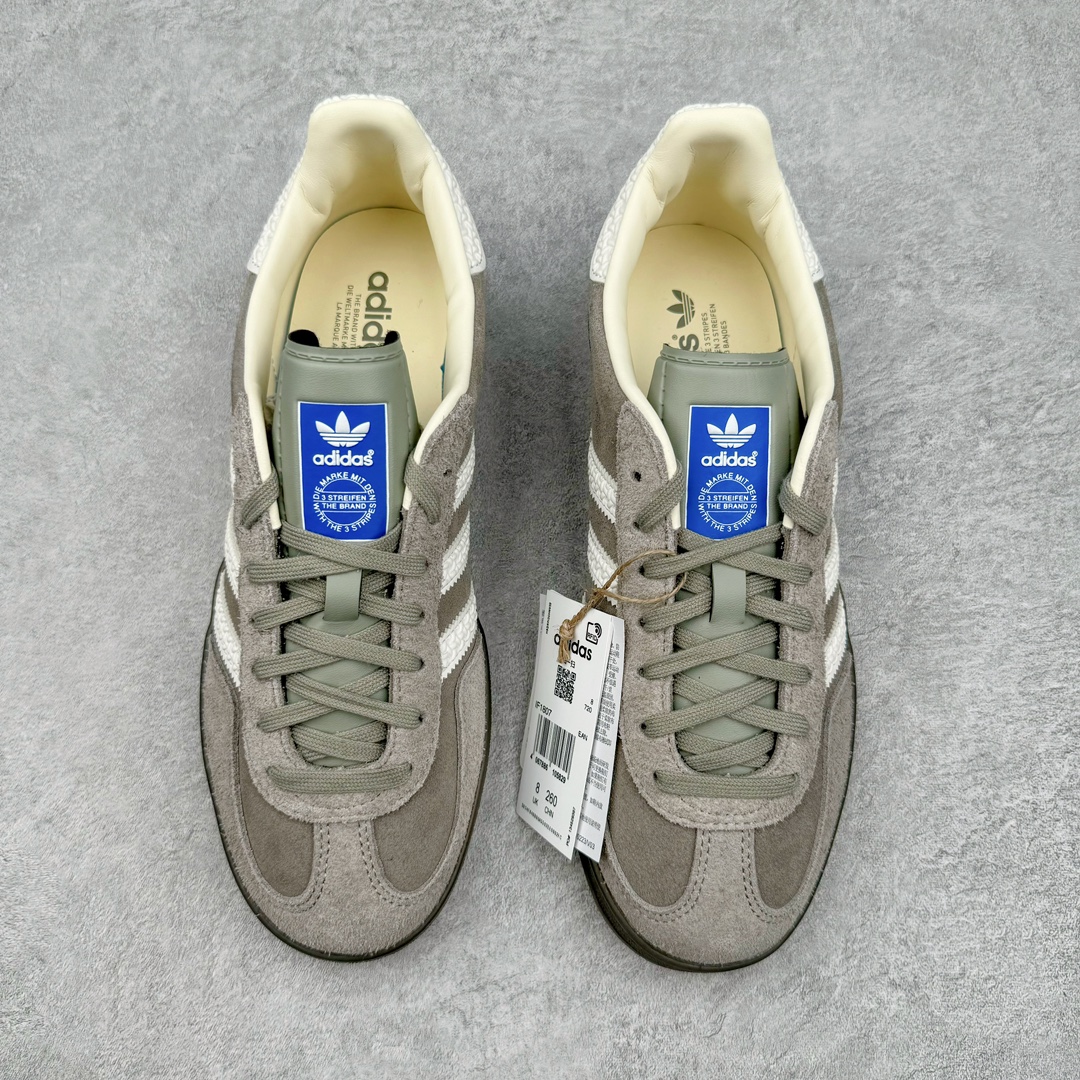 图片[2]-＃M纯原 AD Original Gazelle Indoor Trainers 瞪羚室内鞋系列低帮复古百搭休闲运动德训风板鞋 灰白 IF1807 独家前帮工艺加持 全套原纸板楦头开发 每道工序同步公司流程 确保原汁原味 完美呈现原鞋版型 原厂高频磨具加持 精准内部资源对接 Logo字体百分百还原 原厂特供纳米纤维板 区别市面劣质纸板中底 原厂海玻璃鞋垫 中置乳胶足弓支撑垫 正确3/2横条宽版背胶 一比一鞋头弧度高度鞋身弧度 烫金亮度高频深浅同步原鞋 独家私模最大47.5 半透明橡胶大底 原厂定制长毛翻毛皮组合环保纤维革鞋面 原厂港宝加持定型后跟R度完美 原厂高频磨具加持 Logo字体 凹凸明显 轮廓分明 描漆定位精准 三道杠为尖角45°锯齿状 高频立体感很强 区别圆形锯齿 已最大程度还原公司 欢迎对比 将复古进行到底 简约流畅 三十年不变经典 这款Gazelle运动鞋 无论面料、配色、质感或设计 都只在重现其1991年原款的经典 皮革鞋面 撞色三条纹和鞋跟标的设计 力求呈现90年代的经典复古风潮 Samba火热的同时 也带动了其它的复古鞋型 Gazelle便是其中一只 Gazelle Indoor拥有包边更宽的T字型鞋头 更好的保护运动员的前掌 浓浓的复古氛围感 非常适合现在流行的Cleanfit风格 尺码：35.5 36 36.5 37 38 38.5 39 40 40.5 41 42 42.5 43 44 44.5 45 46 47.5-选品中心